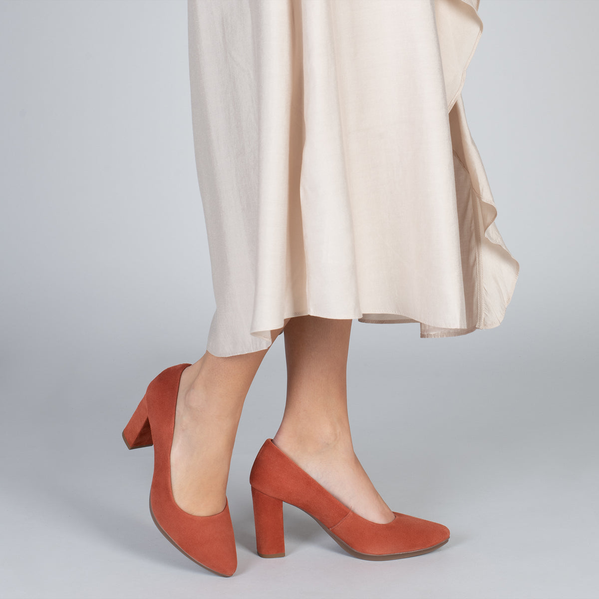 URBAN – Zapatos de tacón alto de ante TEJA