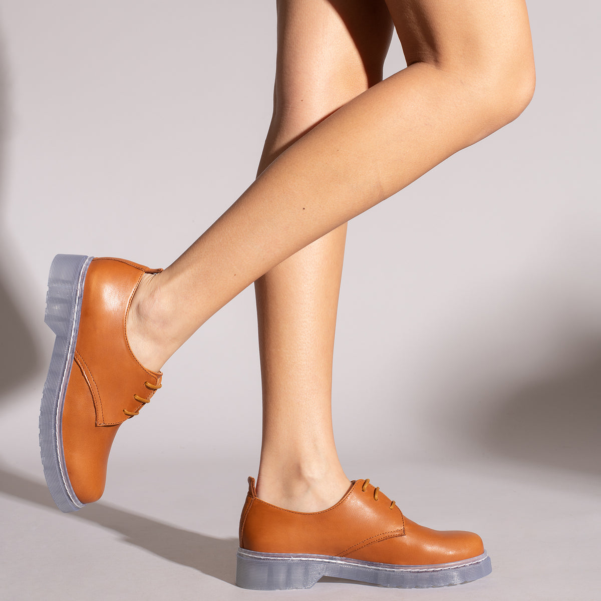 INGLÉS – Zapato de mujer con cordones CAMEL