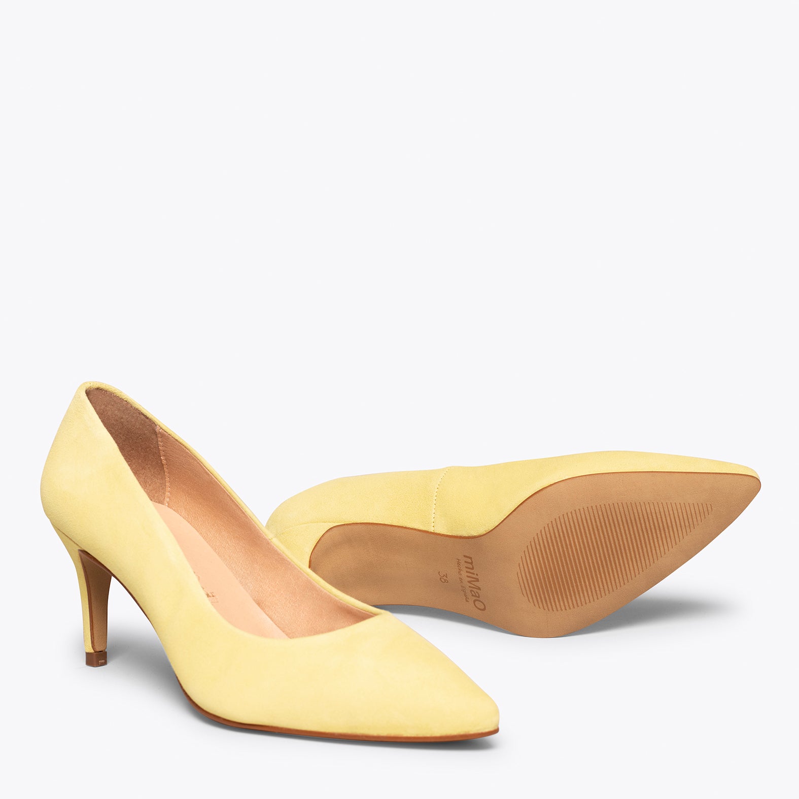 Zapatos elegantes amarillos de tacón fino