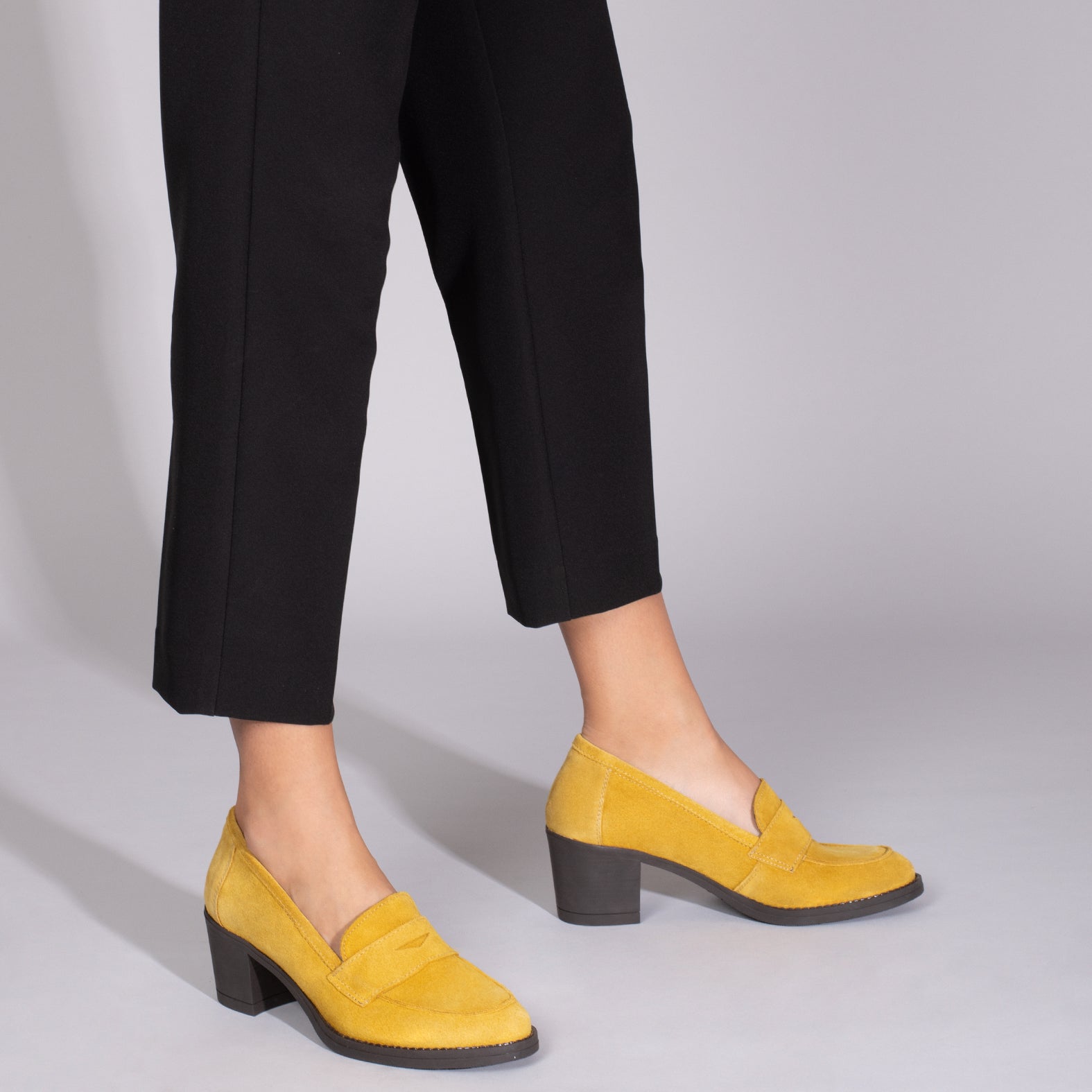 MOKKA Mocasines de mujer con tacón MOSTAZA