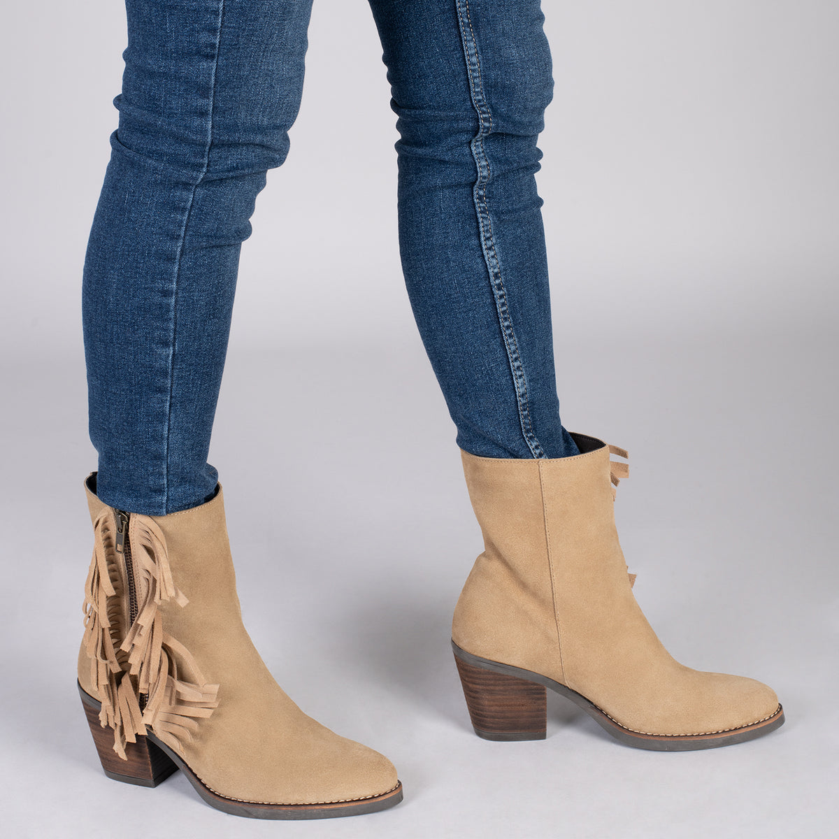BOHO – Botines estilo cowboy con flecos BEIGE