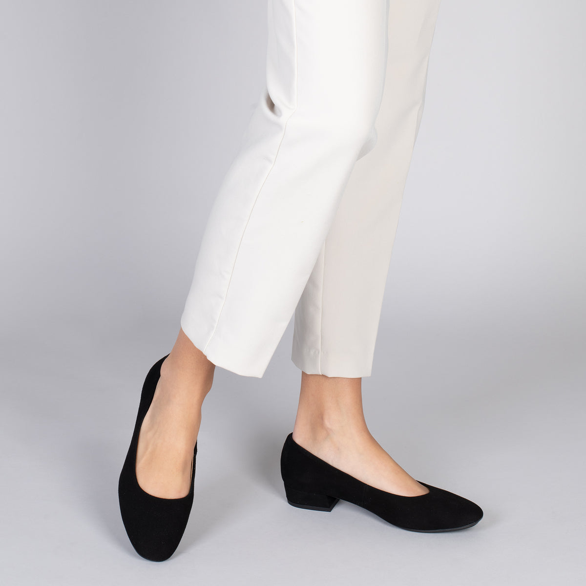 URBAN XS – Zapatos de tacón bajo de ante NEGRO