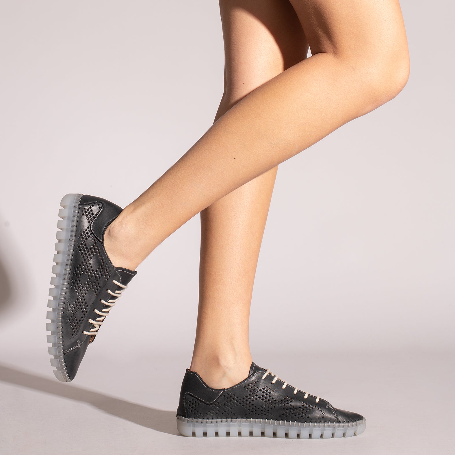 FLEXY – BLACK extra flexible sneaker