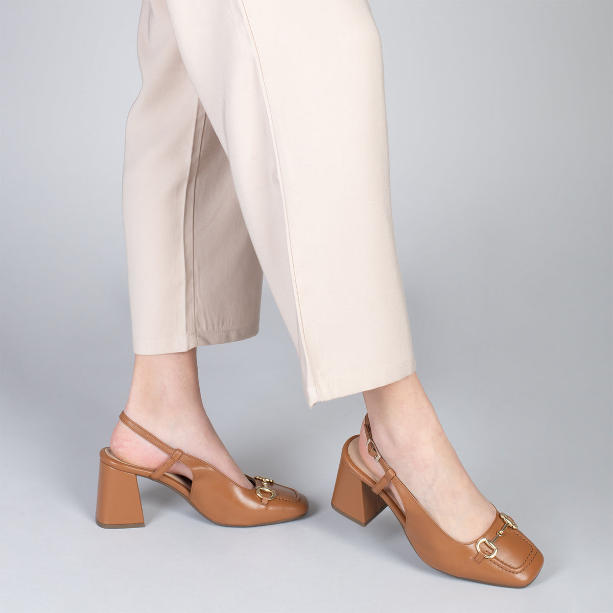 MIA DESTALONADO – Zapatos de tacón ancho destalonado CAMEL