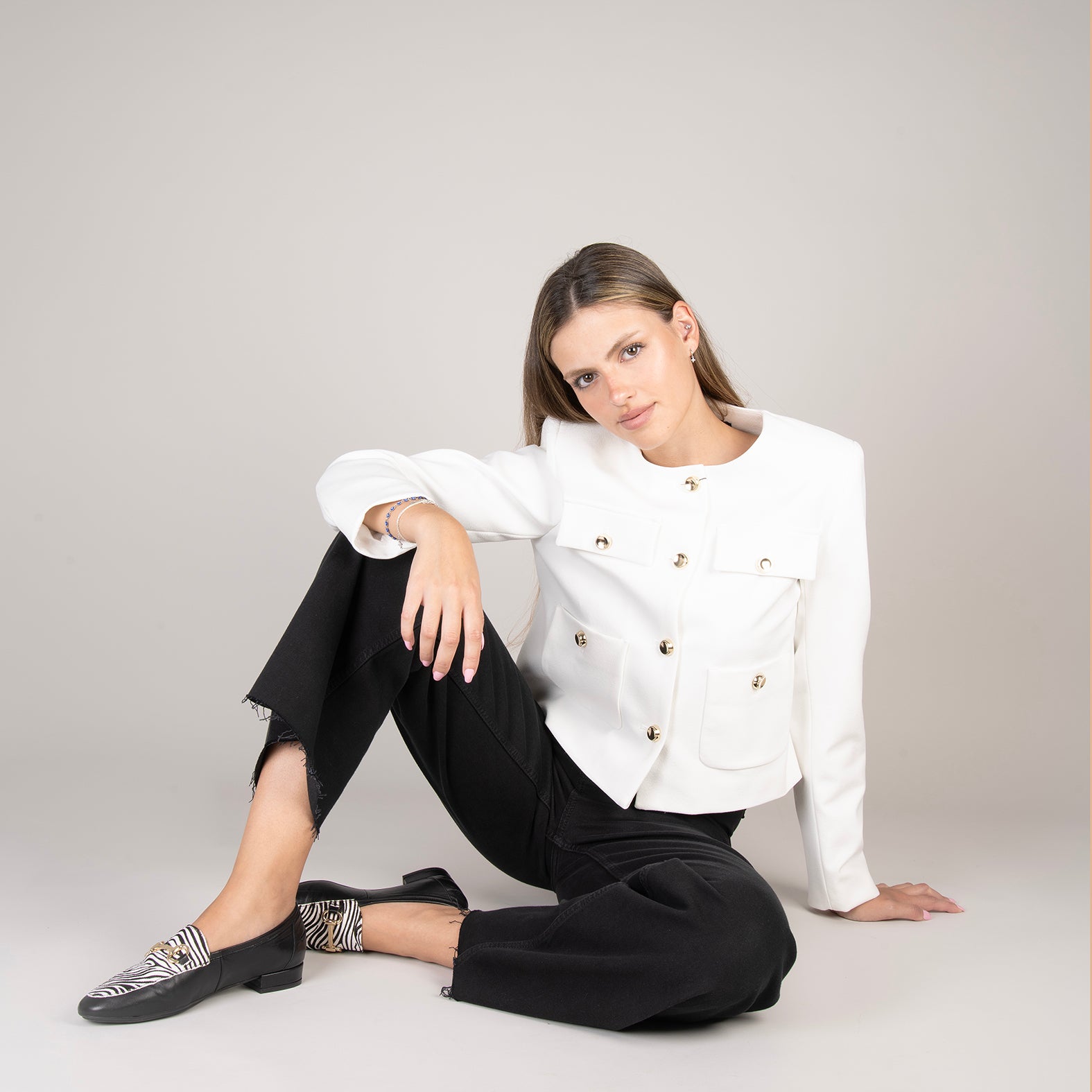 STYLE SAUVAGE - Mocasín tacón bajo CEBRA