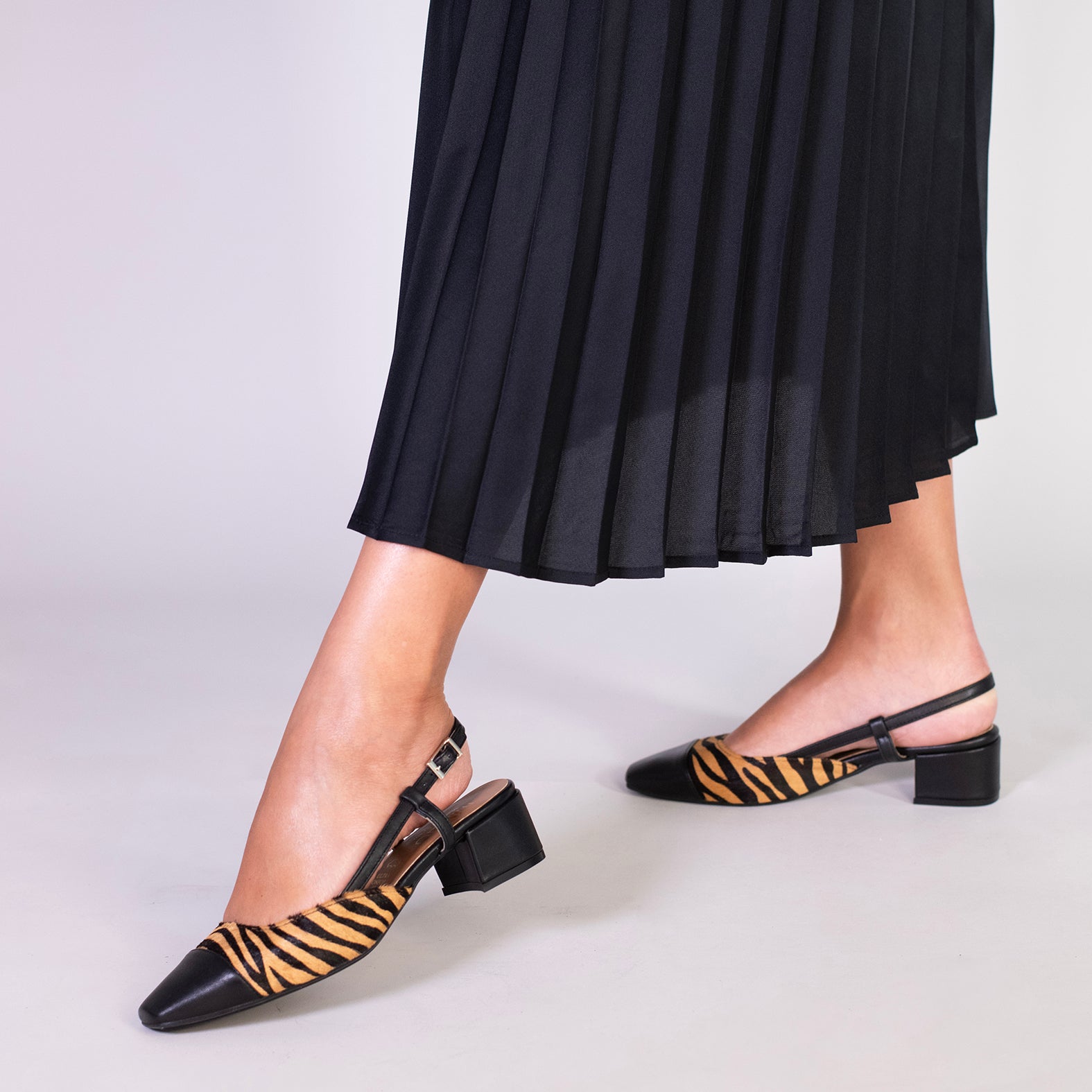 AUDREY - Manoletinas destalonadas Bicolor con tacón CEBRA NEGRO