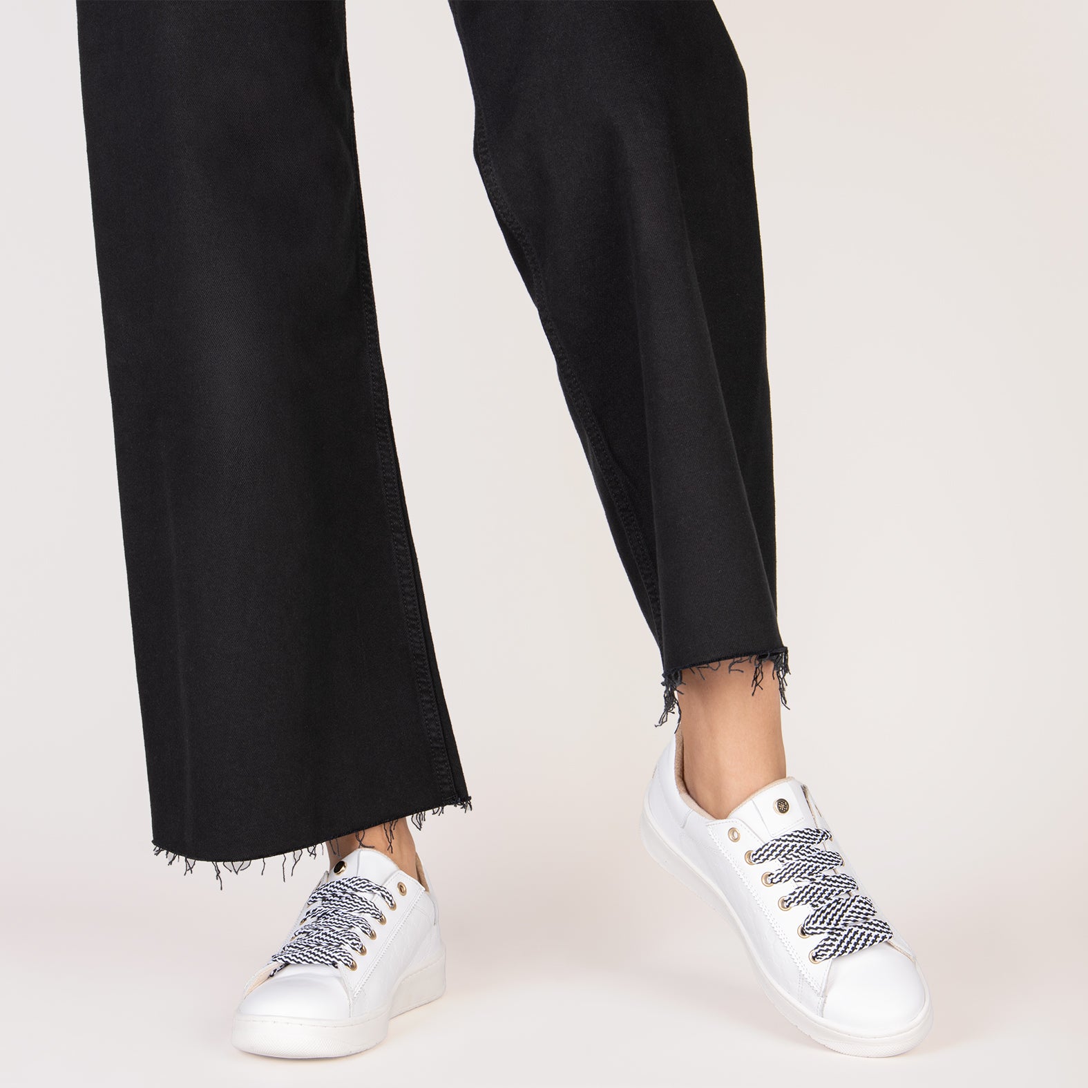 MARSELLA – WHITE SNEAKERS with black and white laces