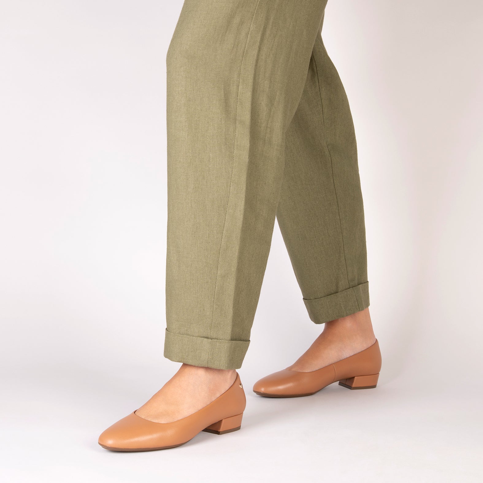 URBAN XS – Escarpins à petit talon en cuir CAMEL