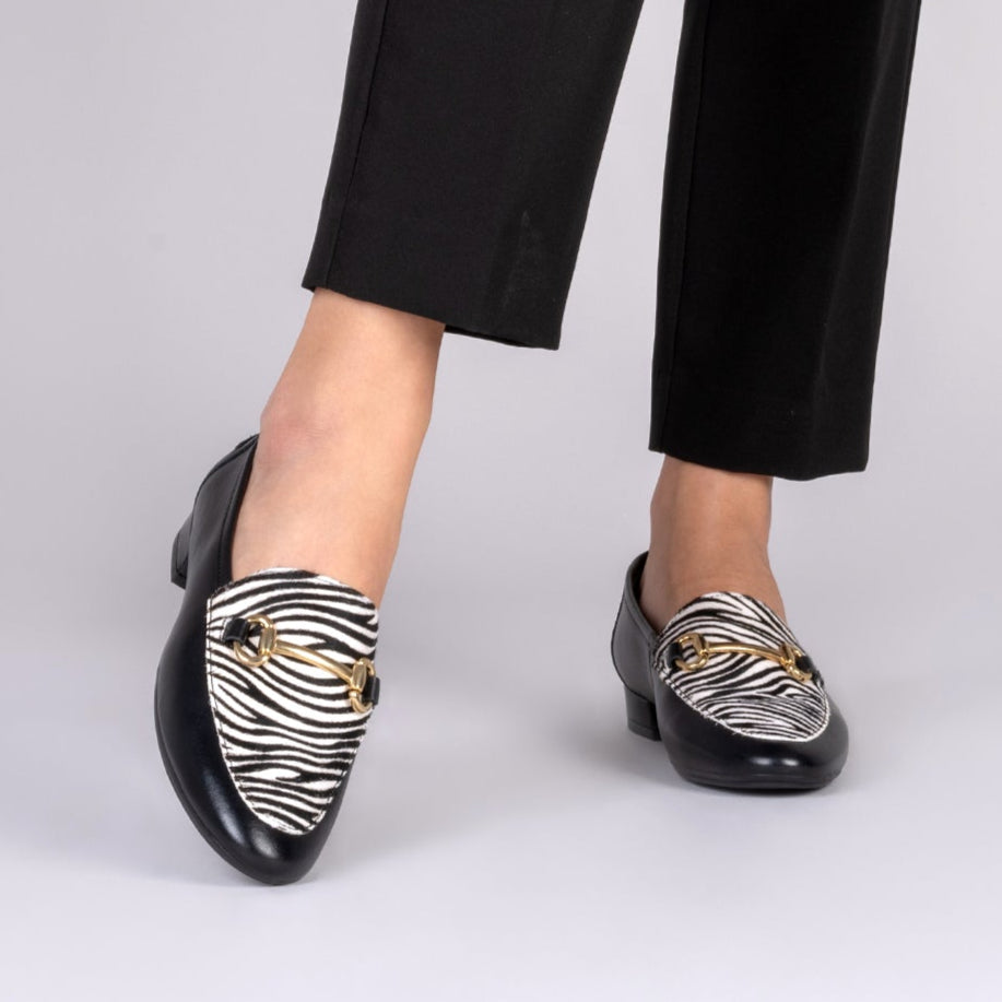 STYLE SAUVAGE - Mocasín tacón bajo CEBRA