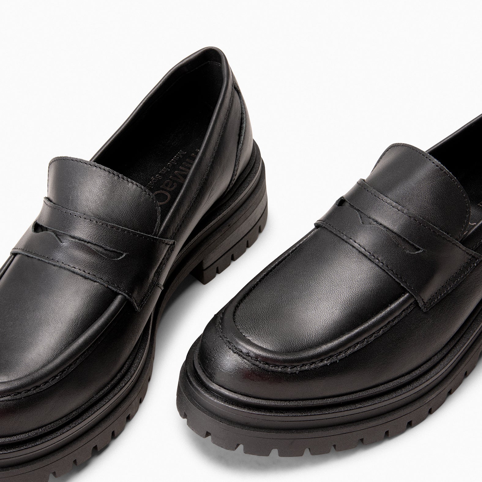 TAYLOR – BLACK Moccasin with track sole