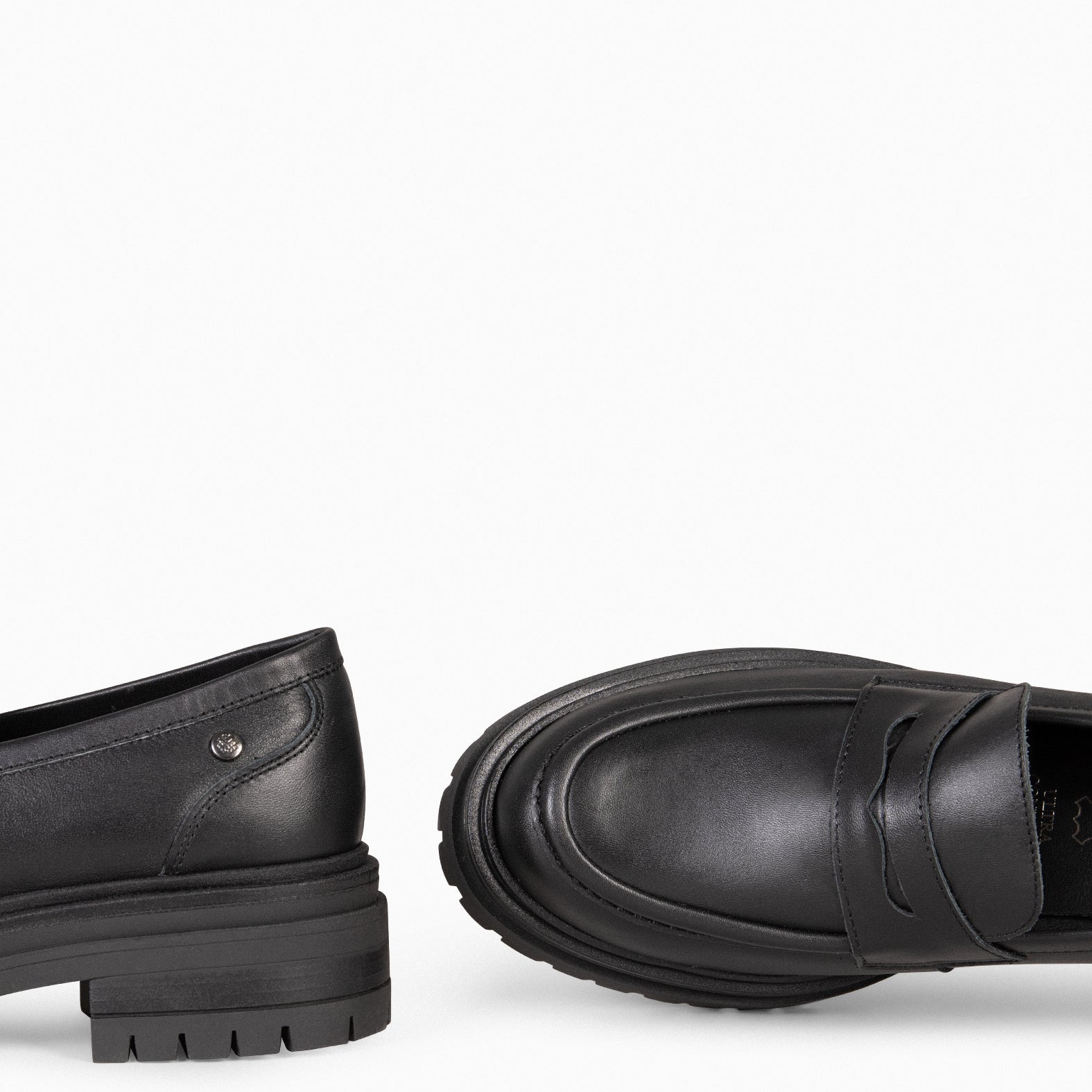 TAYLOR – BLACK Moccasin with track sole