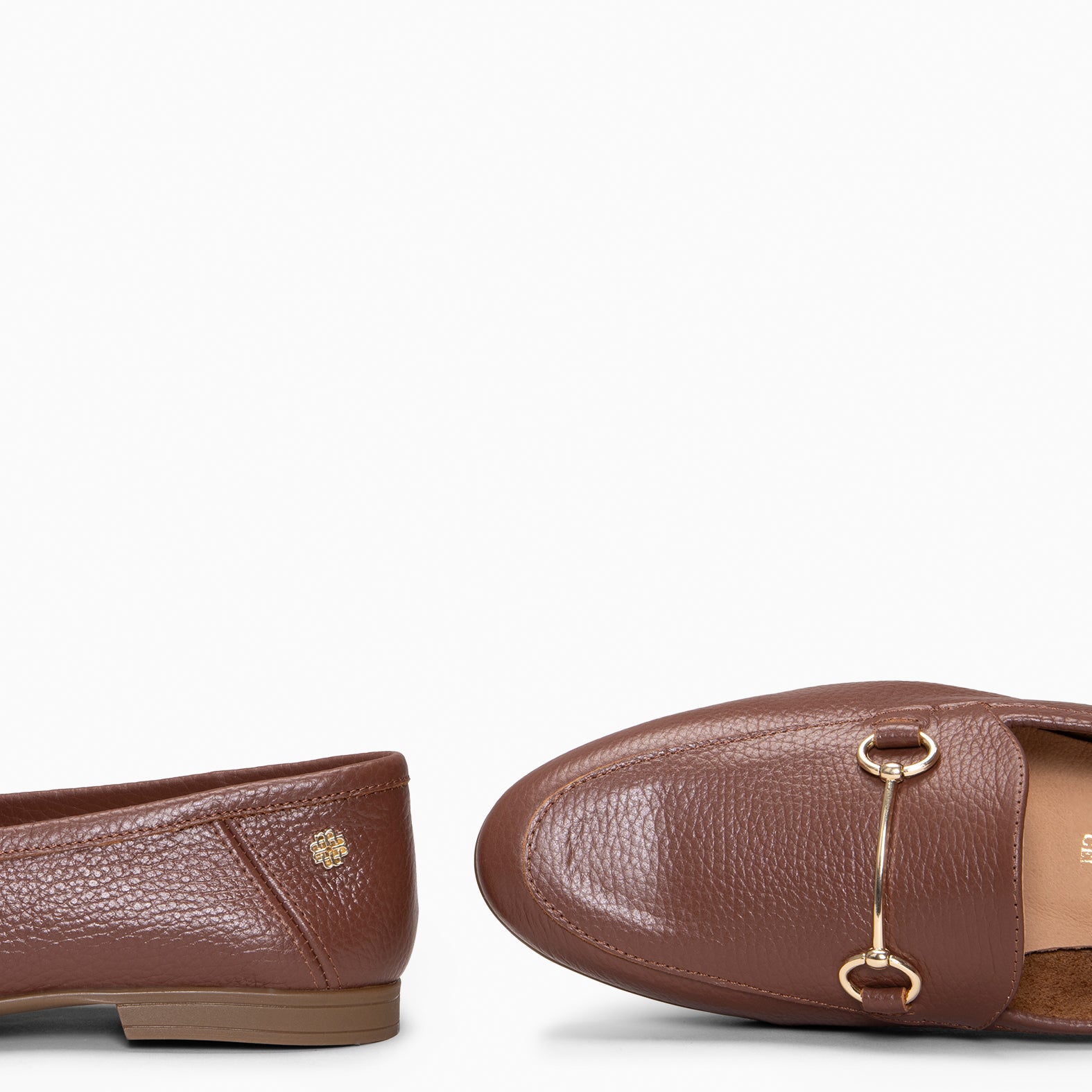 STYLE – Mocassins rasos com adorno metalizado COURO