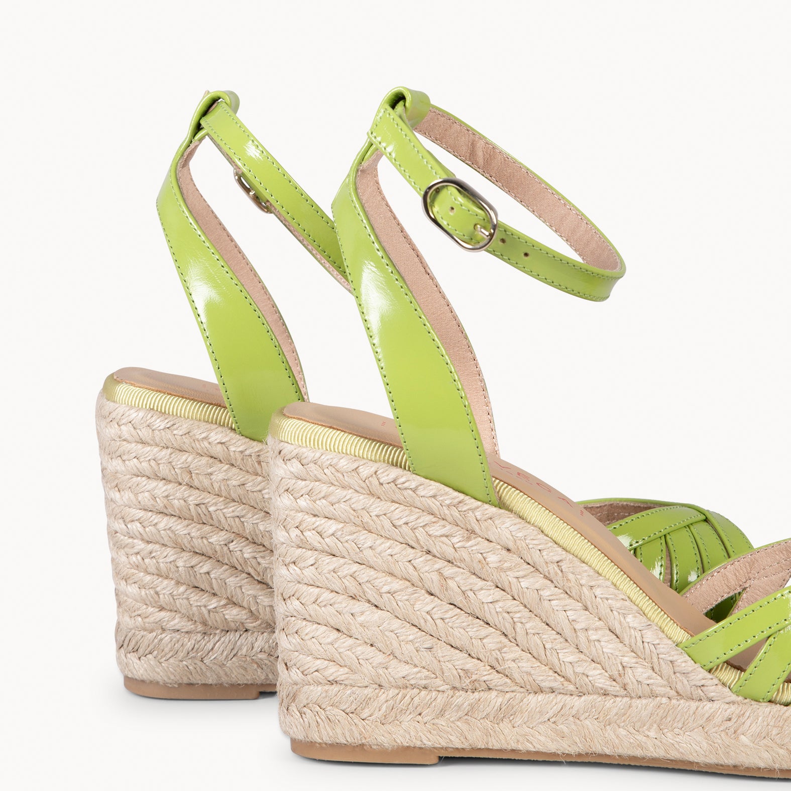 ISABEL - SANDALIAS PISTACHO DE TIRAS CRUZADAS CON CUÑA