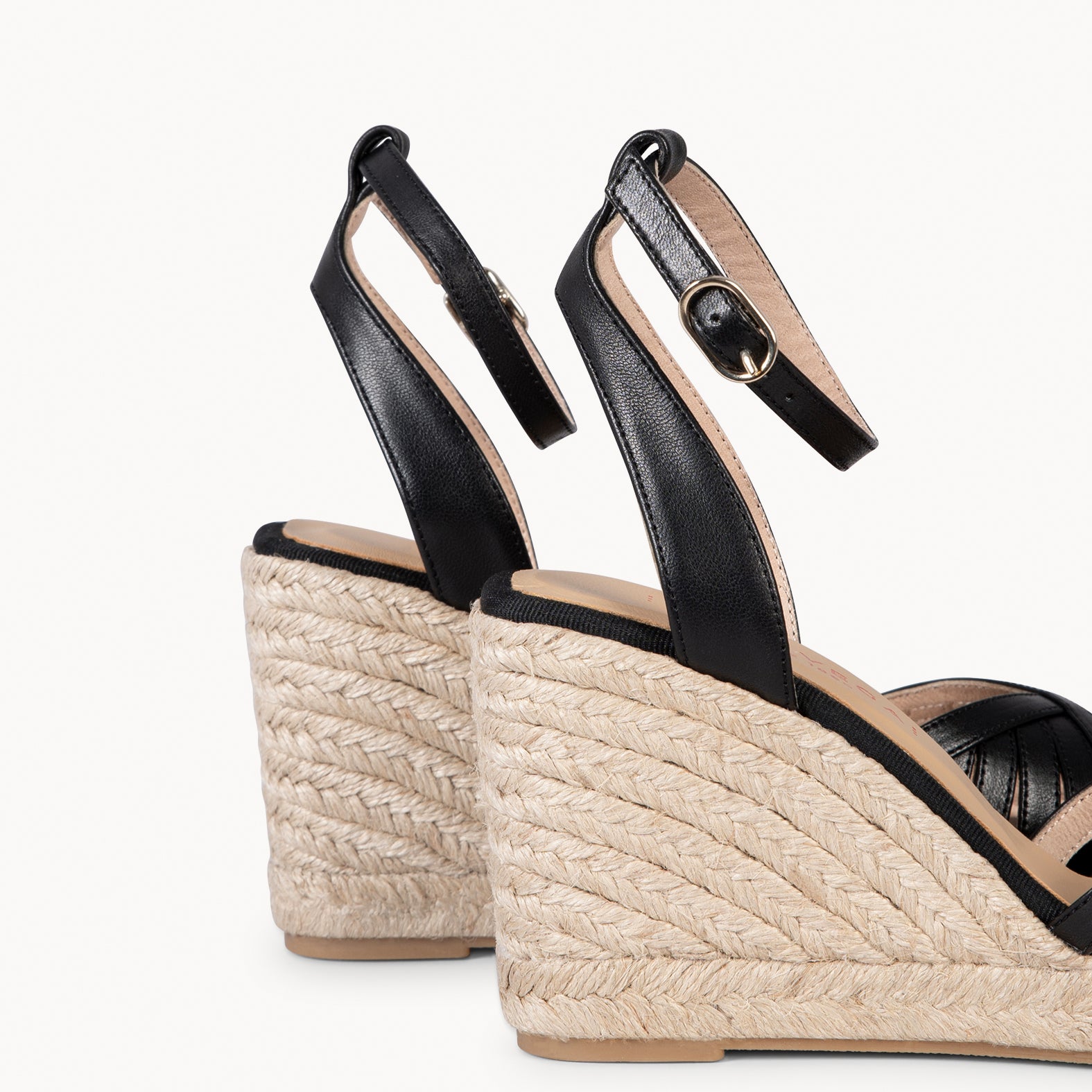 ISABEL - SANDALIAS NEGRAS DE TIRAS CRUZADAS CON CUÑA