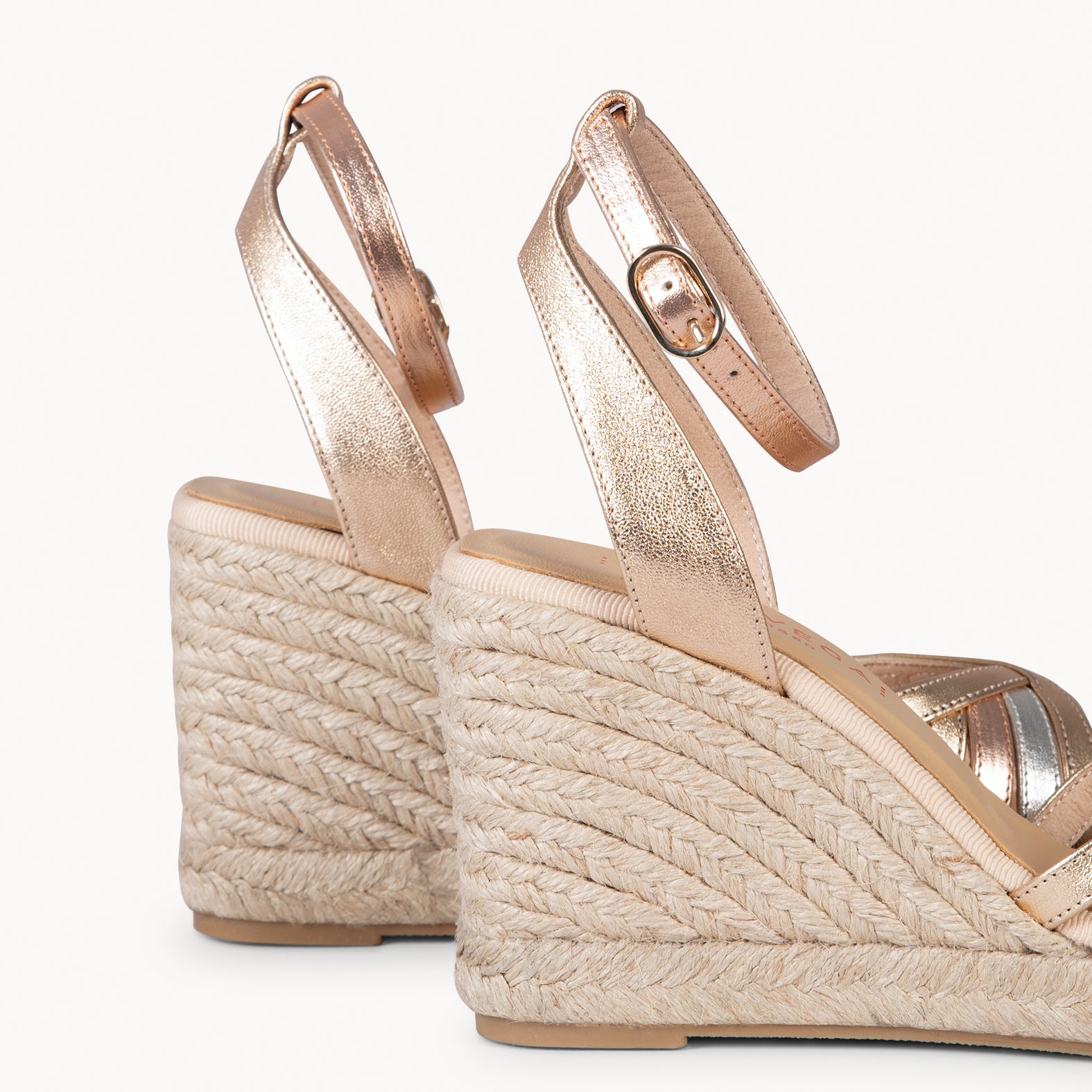 ISABEL - SANDALIAS MULTIMETAL DE TIRAS CRUZADAS CON CUÑA