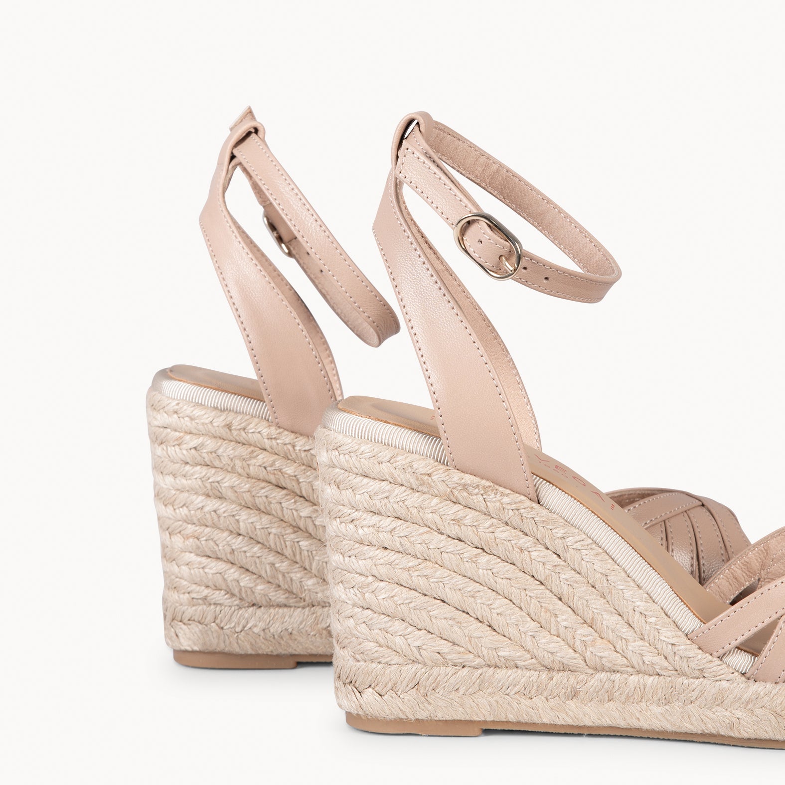 ISABEL - SANDALIAS NUDE DE TIRAS CRUZADAS CON CUÑA