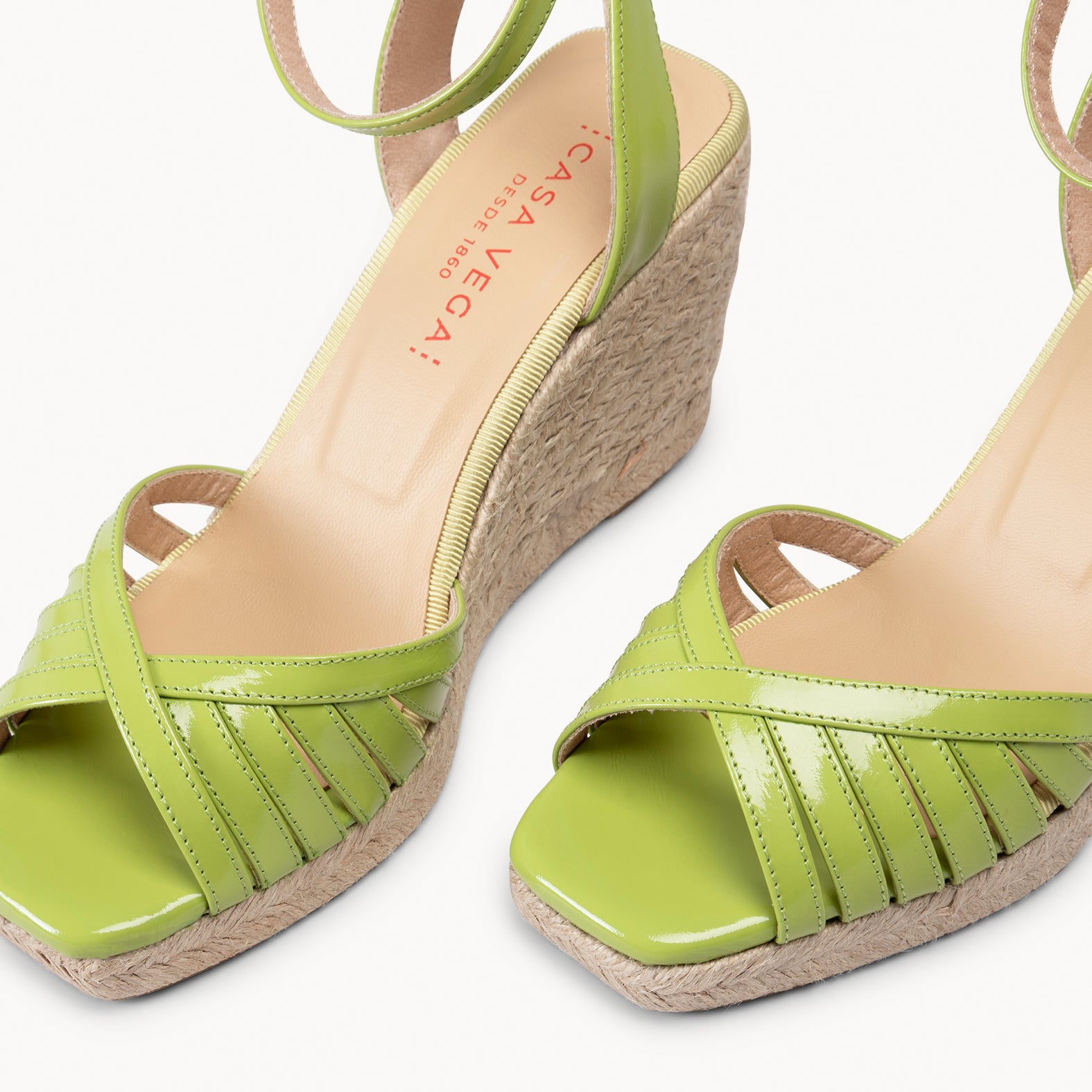 ISABEL - SANDALIAS PISTACHO DE TIRAS CRUZADAS CON CUÑA