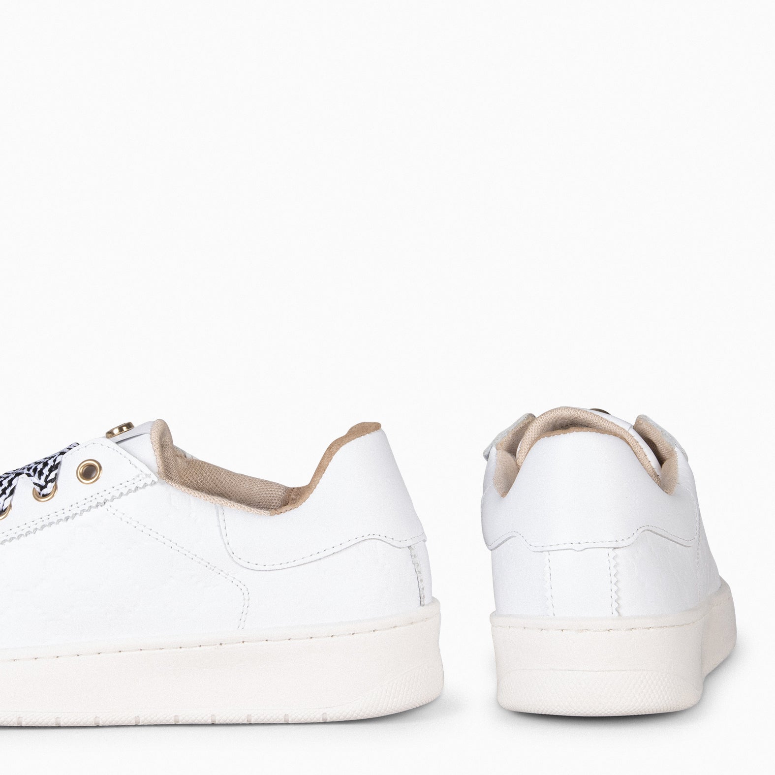 MARSELLA – WHITE SNEAKERS with black and white laces