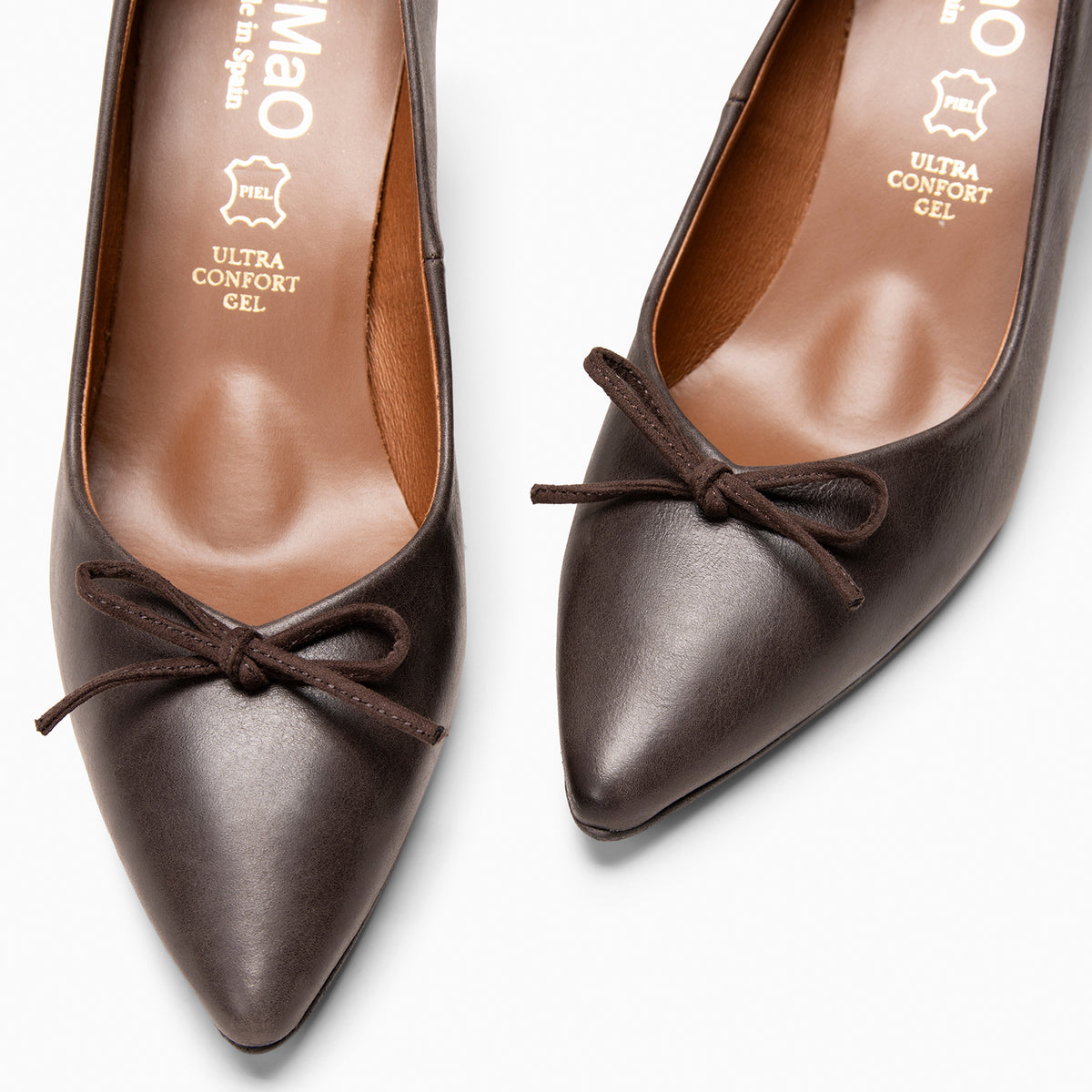 MONI - BRUIN Leren pumps met dunne hak en strik