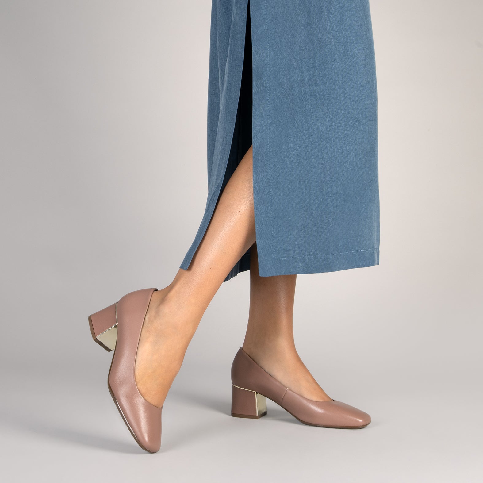FEMME –  TAUPE mid heel with square toe 