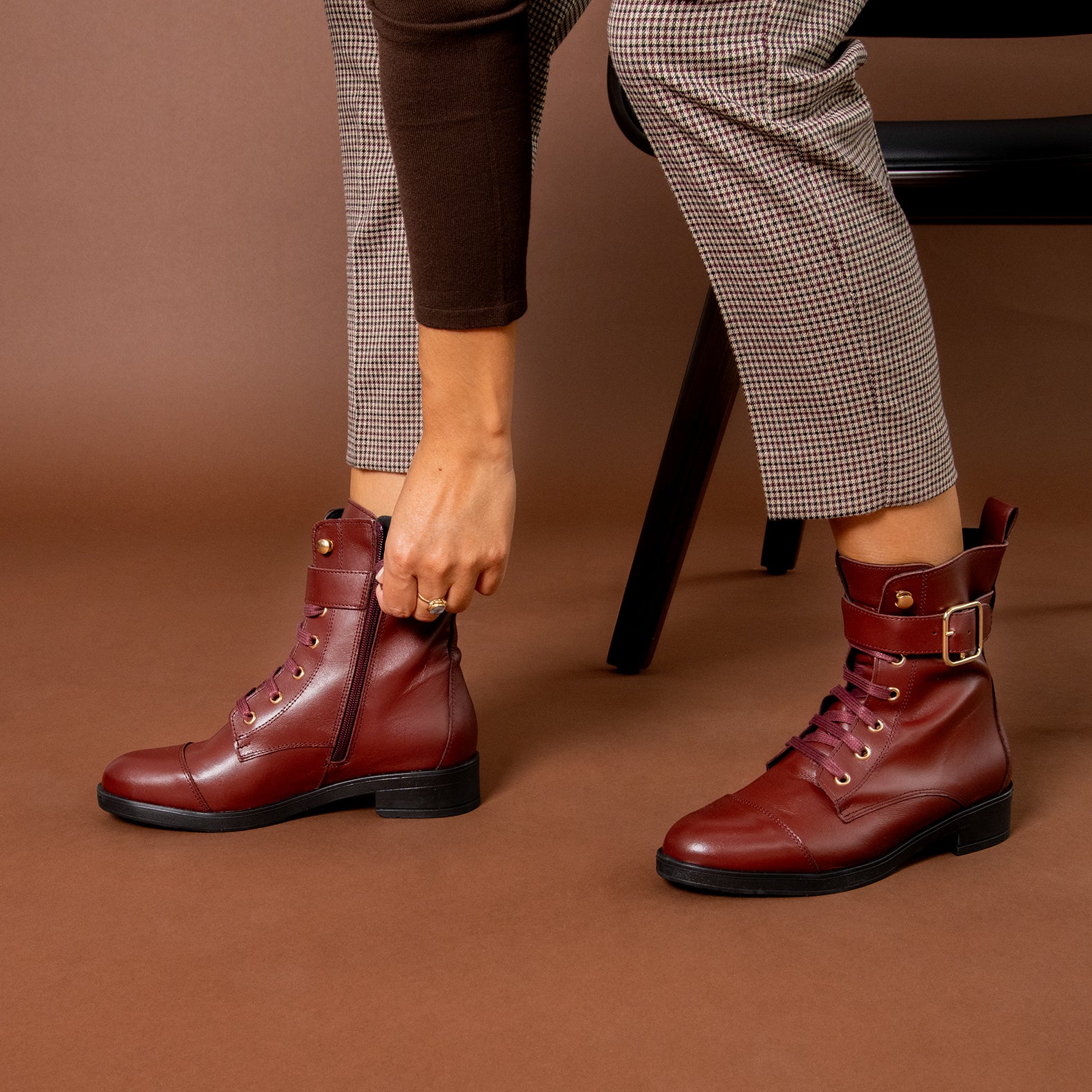 BELFAST – Botines con cordones de piel BURDEOS