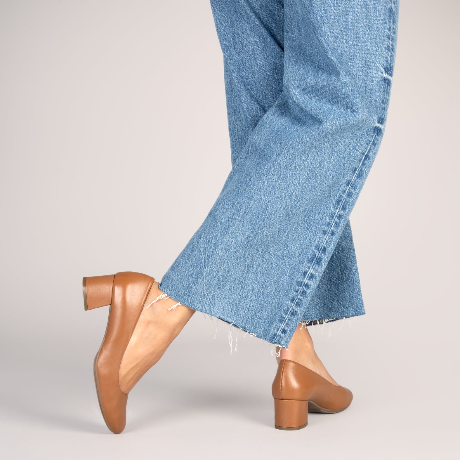 URBAN REDONDO SALON - Zapatos de tacón bajo de napa CAMEL - miMaO ®