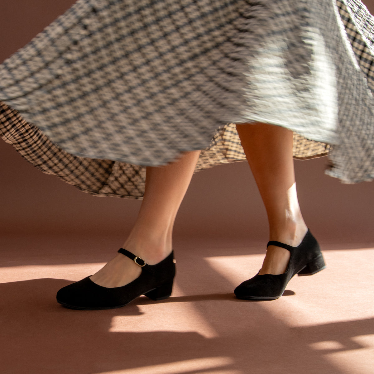 ACACIA - Mary Jane à petit talon pour pieds larges en daim NOIR