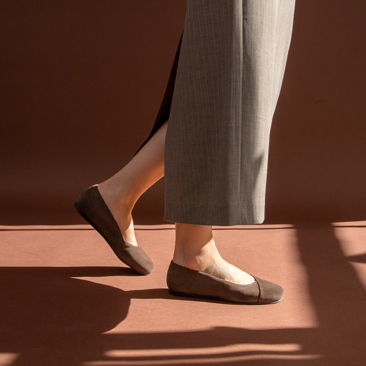 PLUMA -  Ballerines Baresoft en daim MOKA