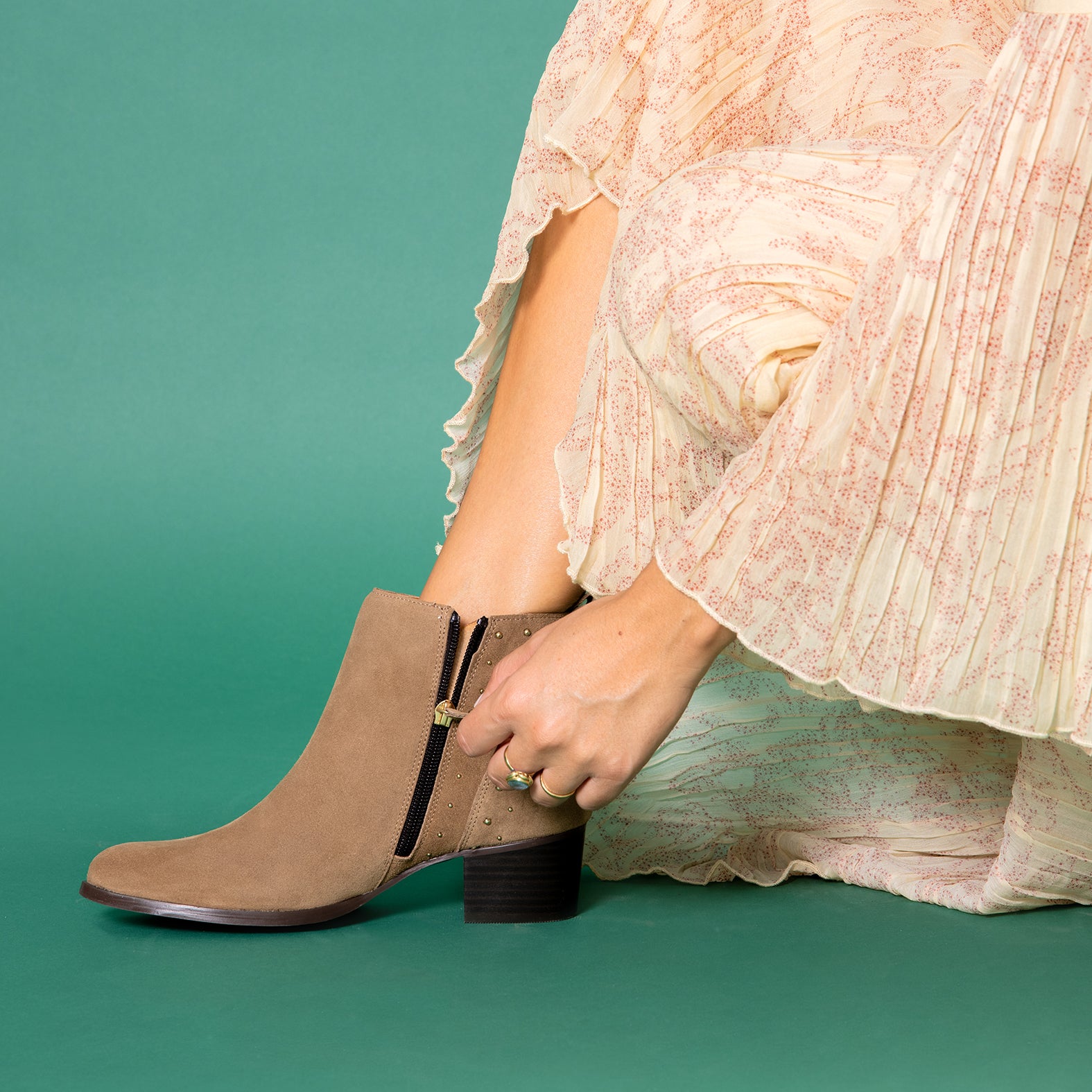 DUSTY – Botines de serraje con tachas TAUPE