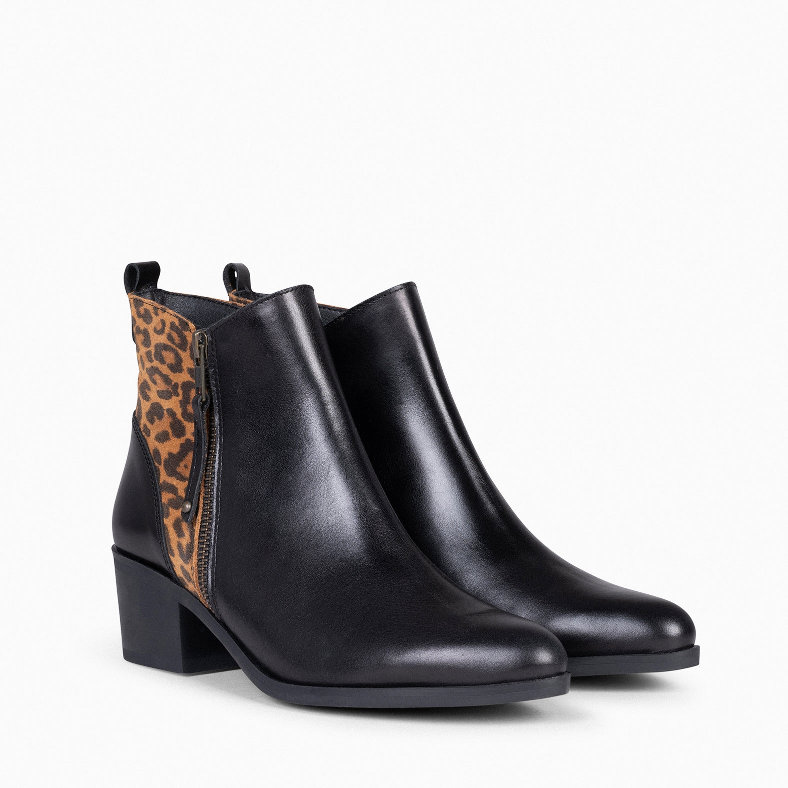 Bottines noires shop et leopard