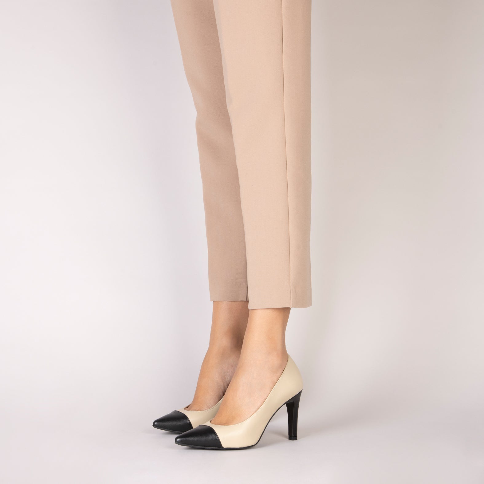 Zapatos Mimao Zapatos Beige Con Punta Negra Sandalias Elegantes