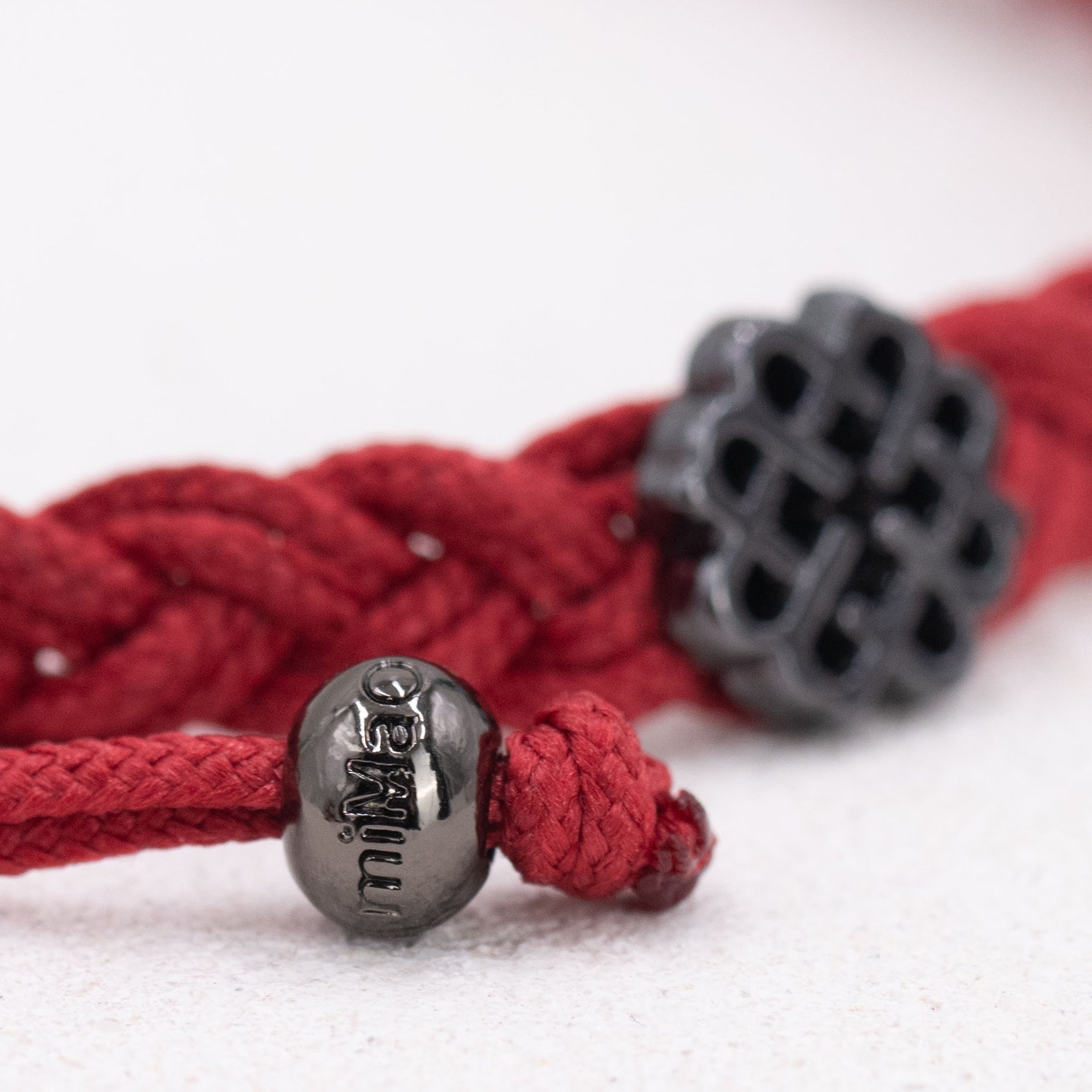 BRACELET ROUGE CERISE, SYMBOLE DE BONHEUR