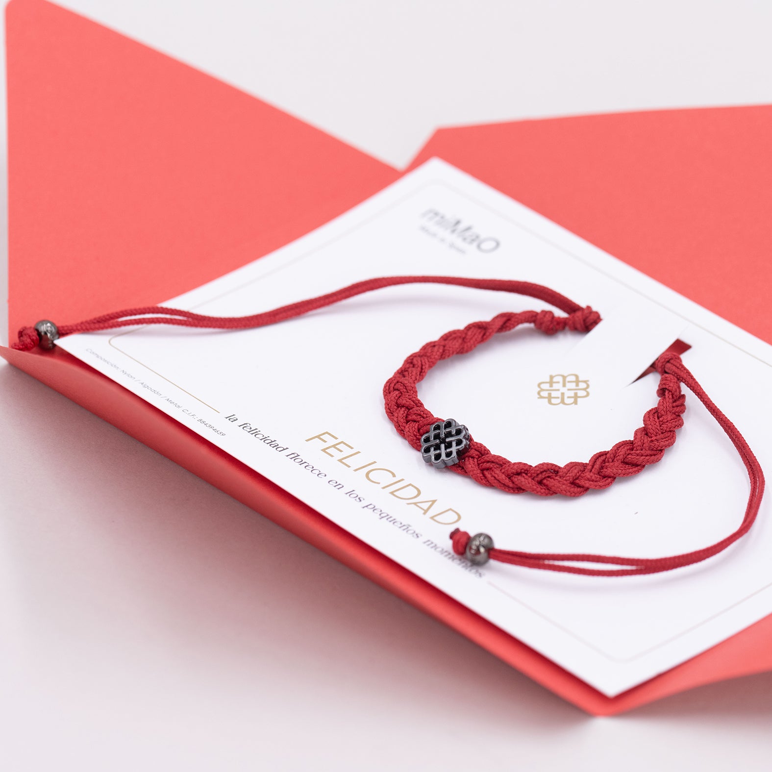 BRACELET ROUGE CERISE, SYMBOLE DE BONHEUR