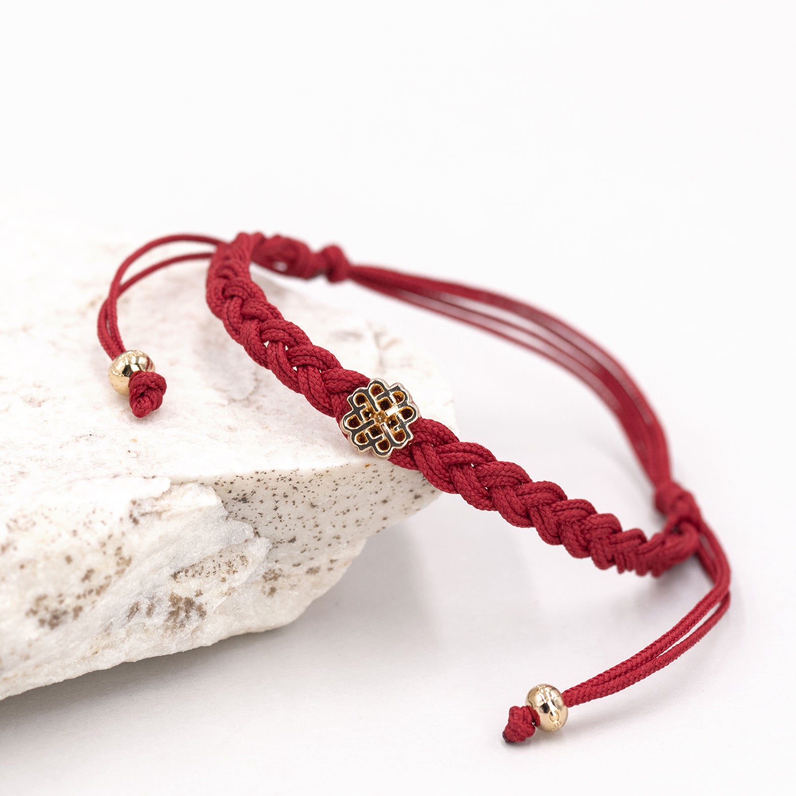 BRACELET ROUGE CERISE ET OR, SYMBOLE DE BONHEUR