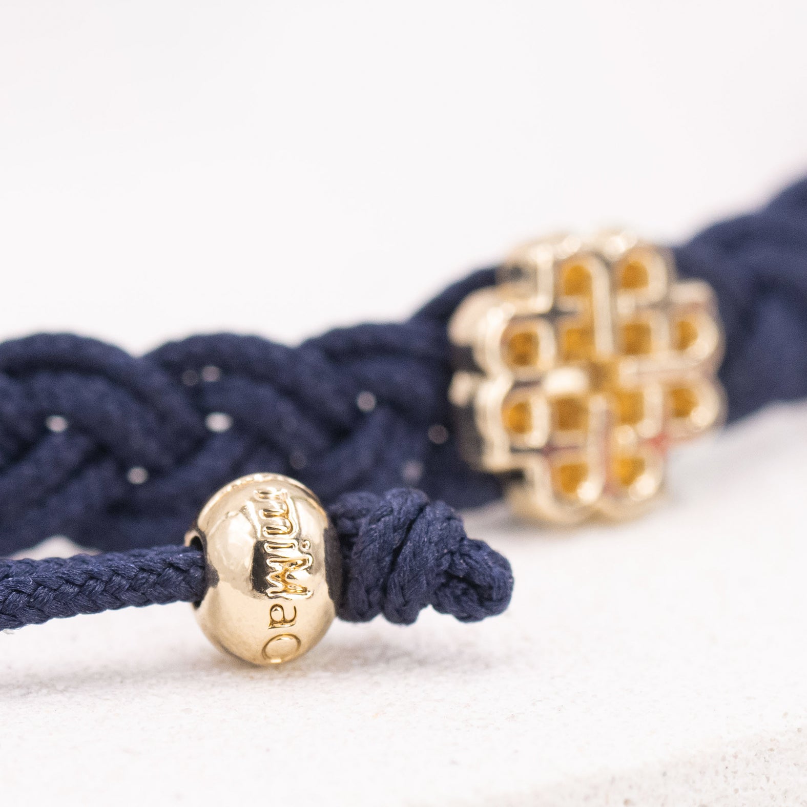 BRACELET BLEU MARINE ET OR, SYMBOLE DE SAGESSE