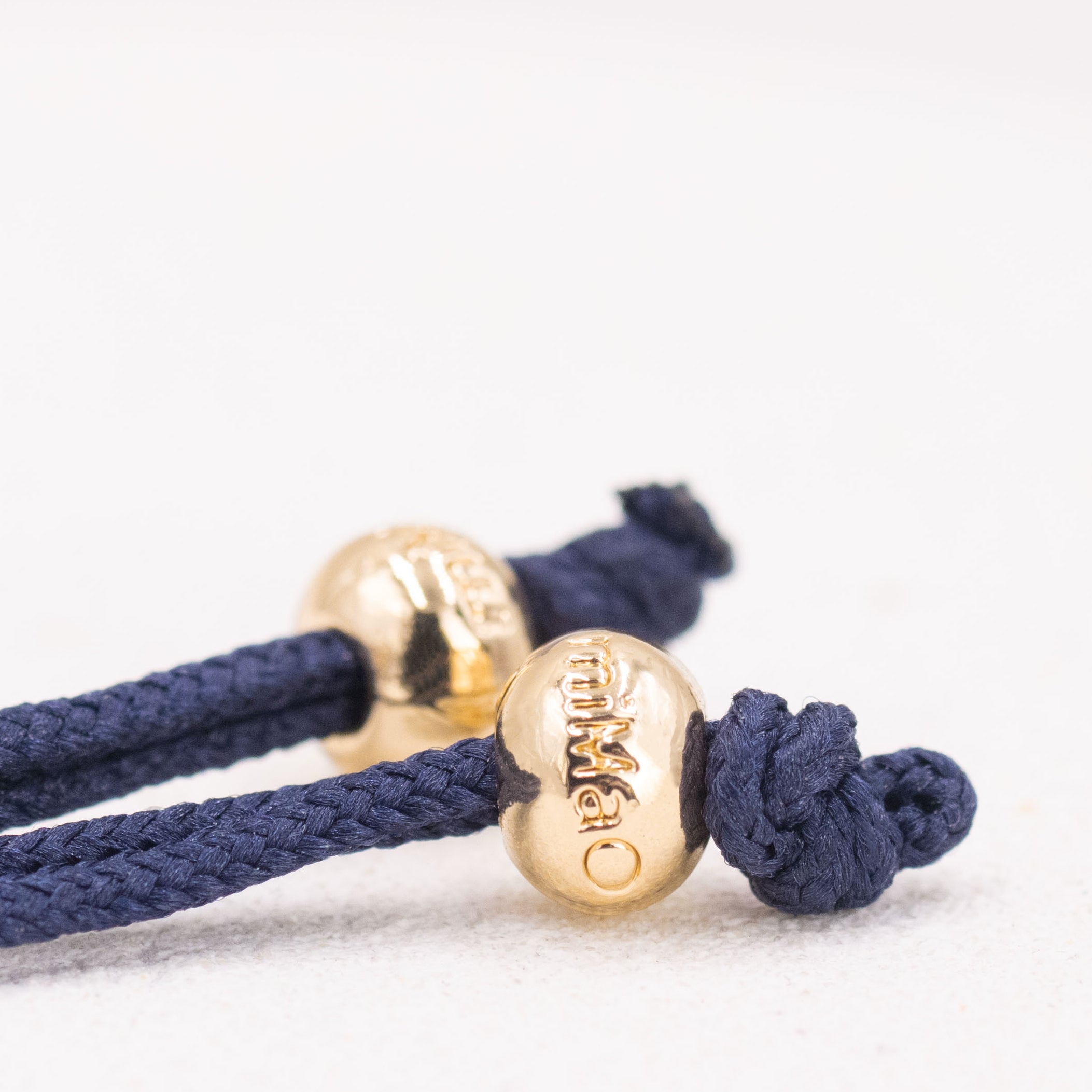 BRACELET BLEU MARINE ET OR, SYMBOLE DE SAGESSE