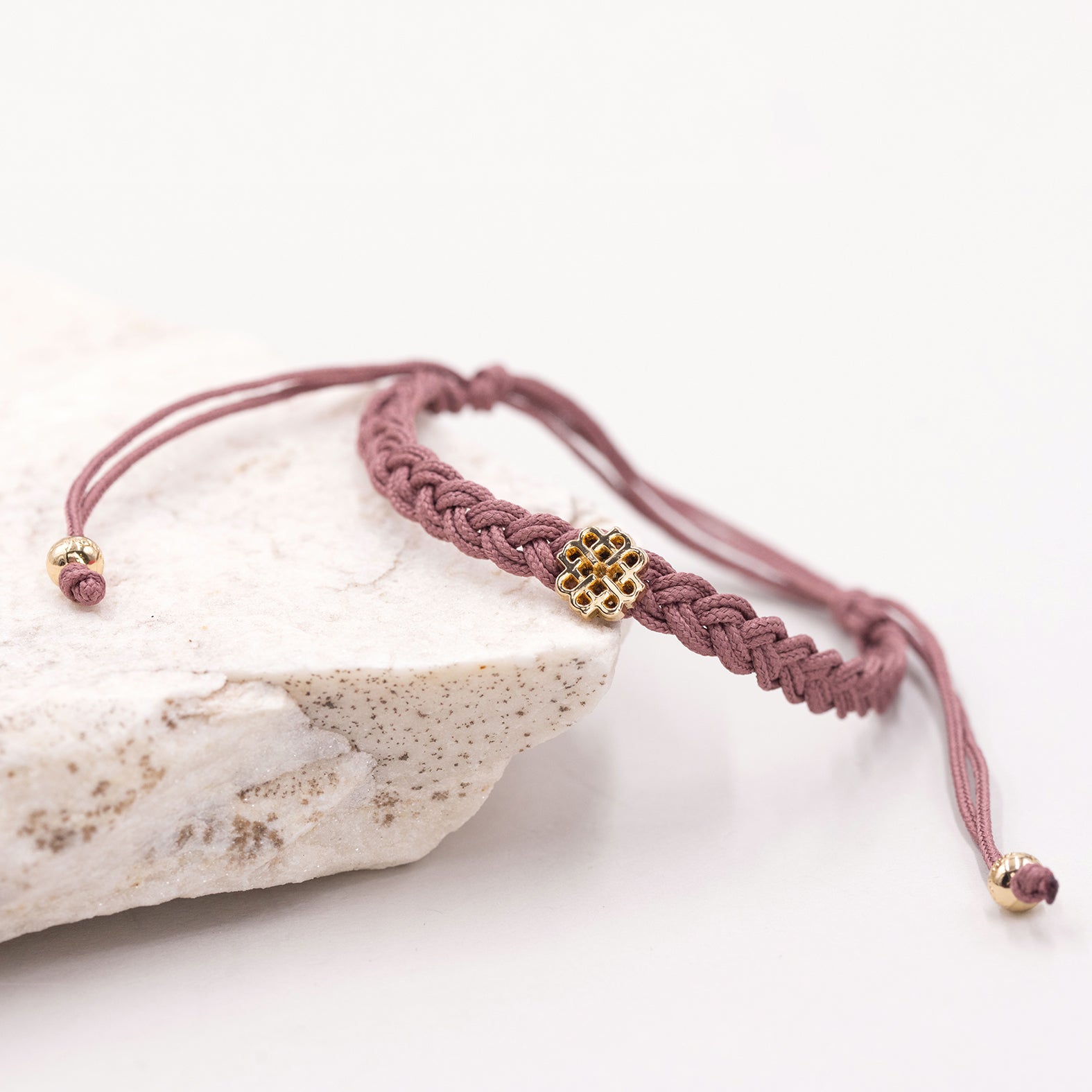 BRACELET ROSE POUDRÉ ET OR, SYMBOLE D’EMPATHIE