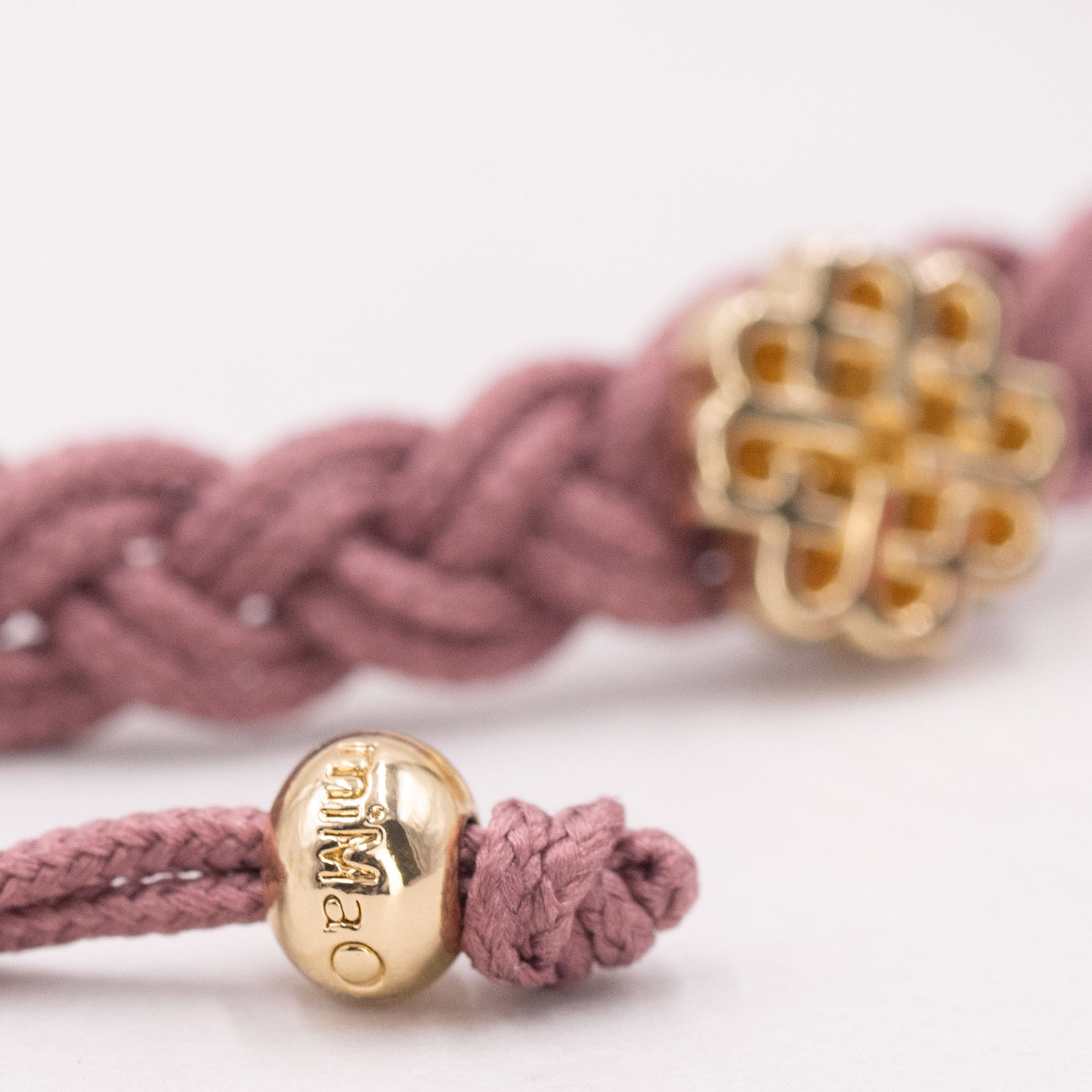 BRACELET ROSE POUDRÉ ET OR, SYMBOLE D’EMPATHIE