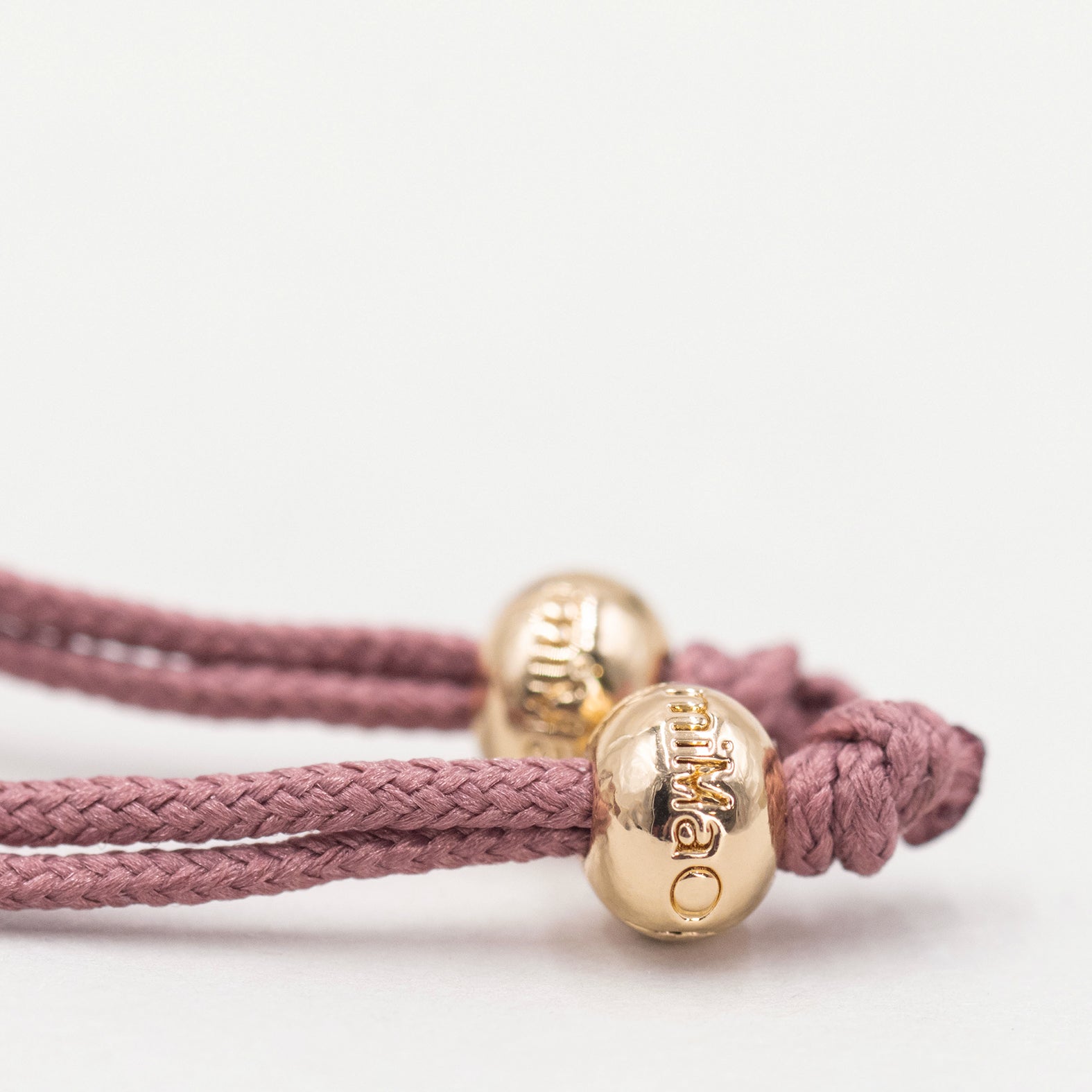 BRACELET ROSE POUDRÉ ET OR, SYMBOLE D’EMPATHIE