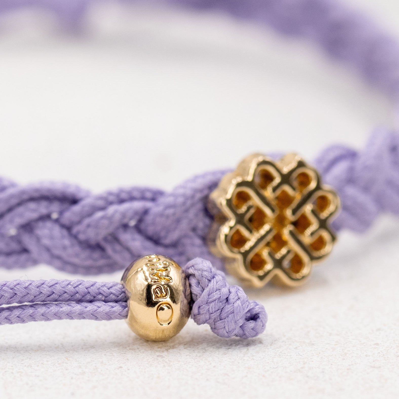 BRACELET MAUVE ET OR, SYMBOLE D’HARMONIE