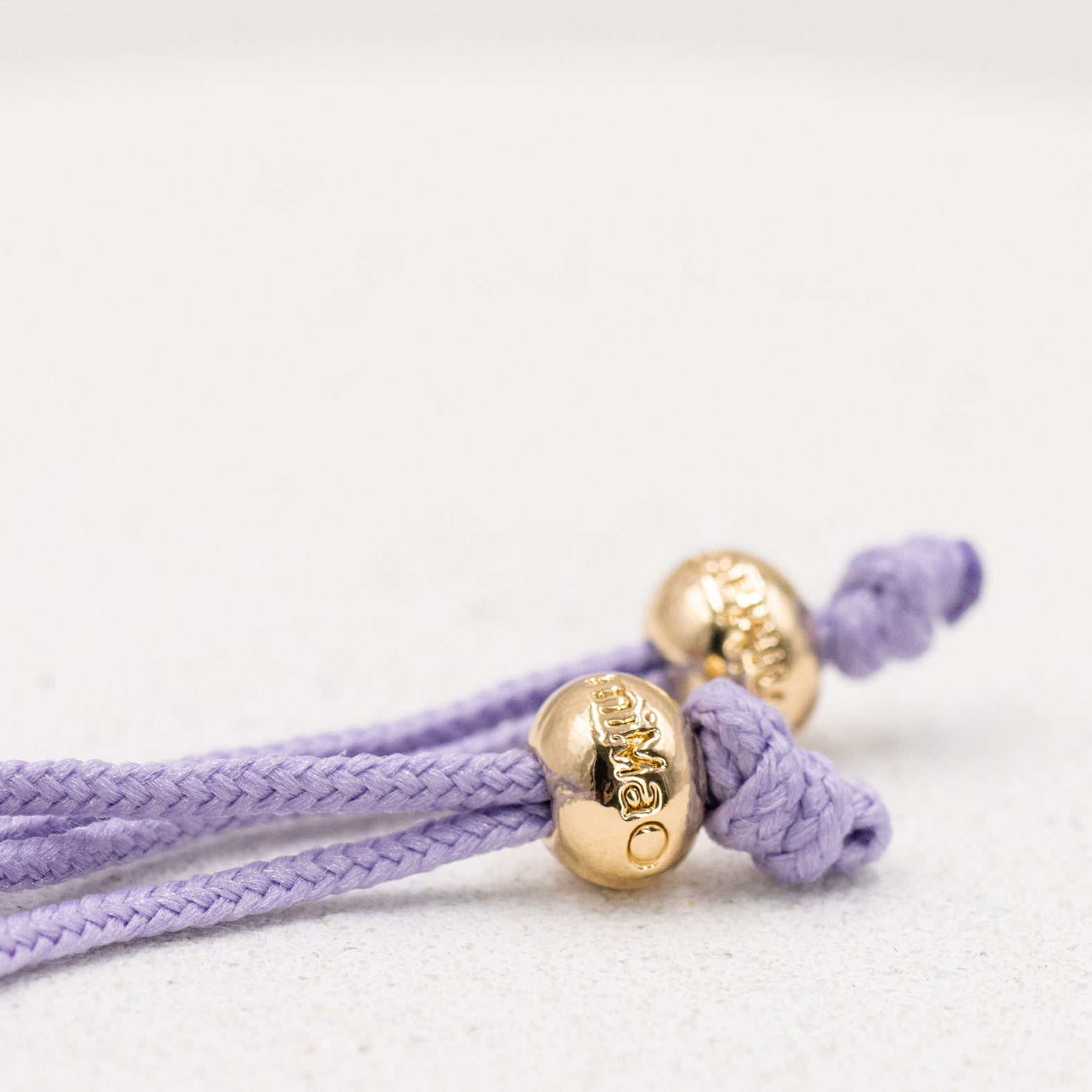 BRACELET MAUVE ET OR, SYMBOLE D’HARMONIE