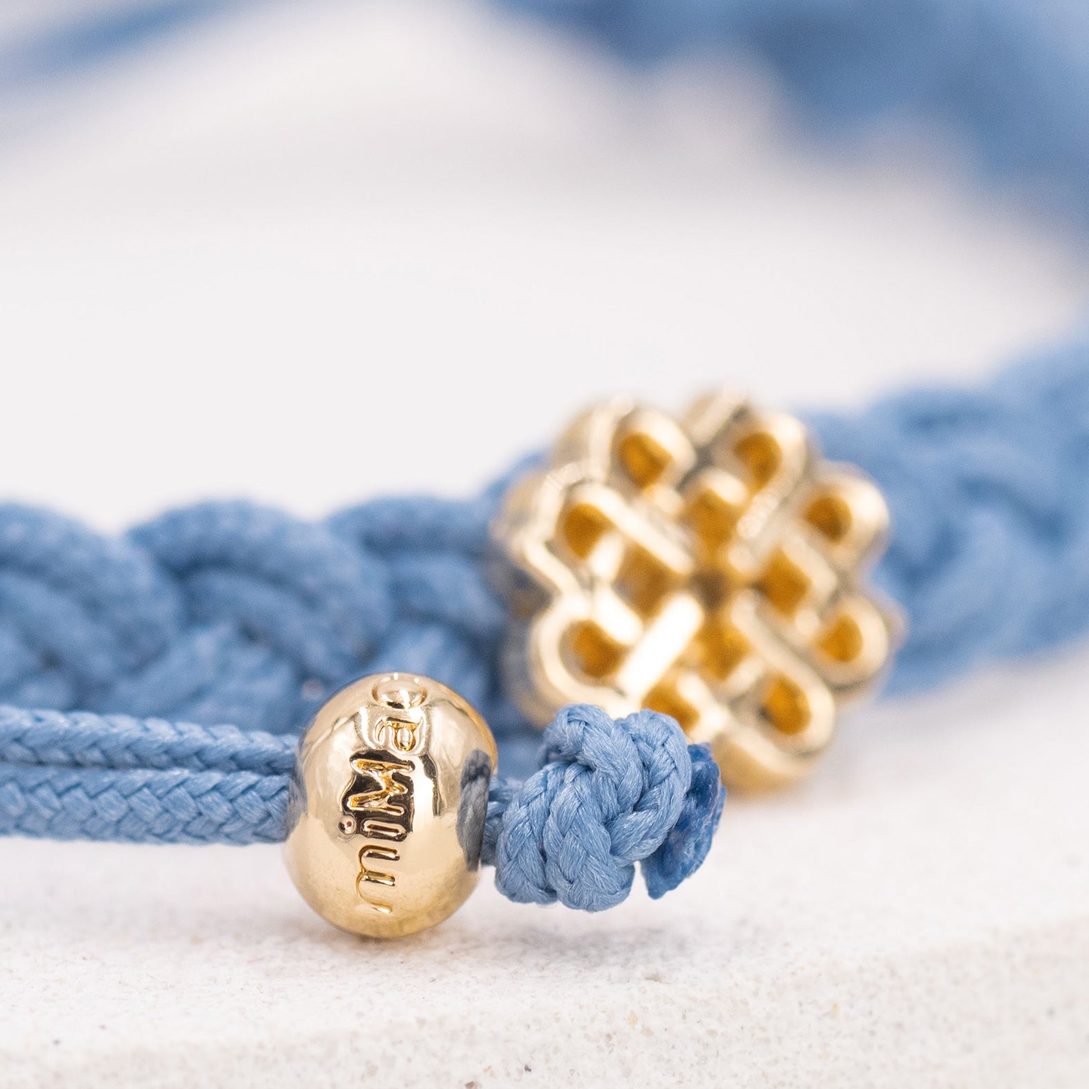 BRACELET BLEU CIEL ET OR, SYMBOLE DE PAIX