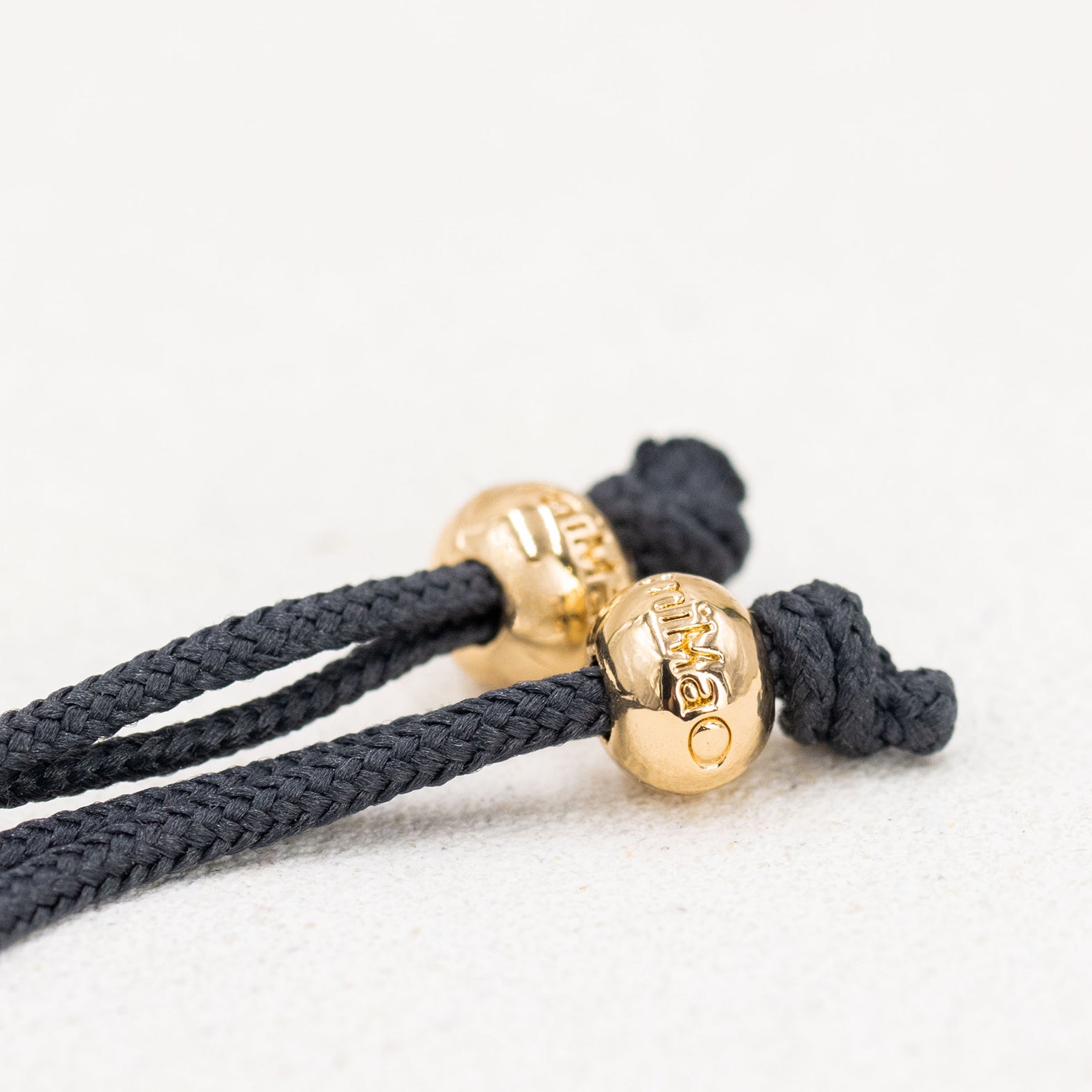 PULSERA GRIS DE LA SERENIDAD ORO