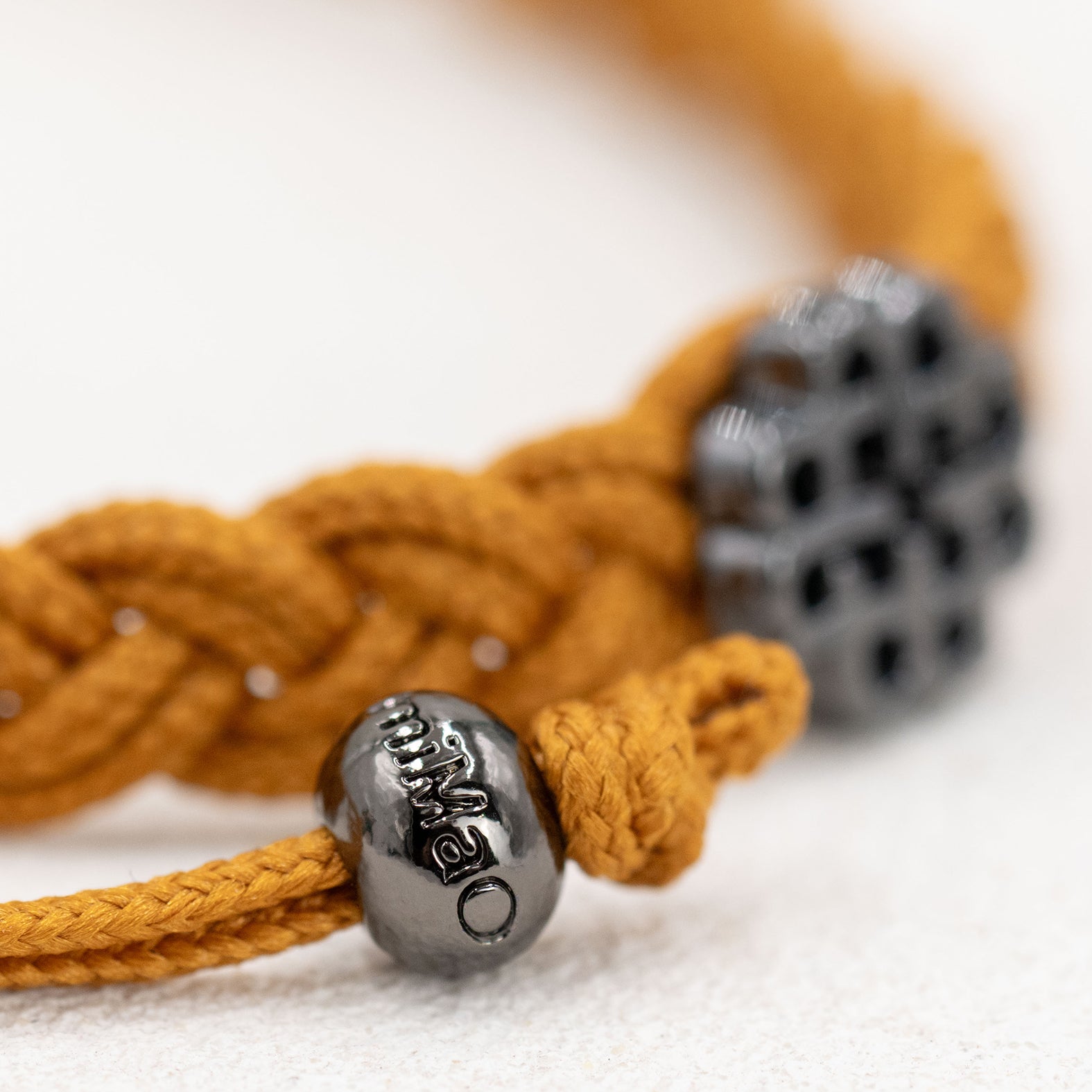 BRACELET JAUNE, SYMBOLE DE RICHESSE