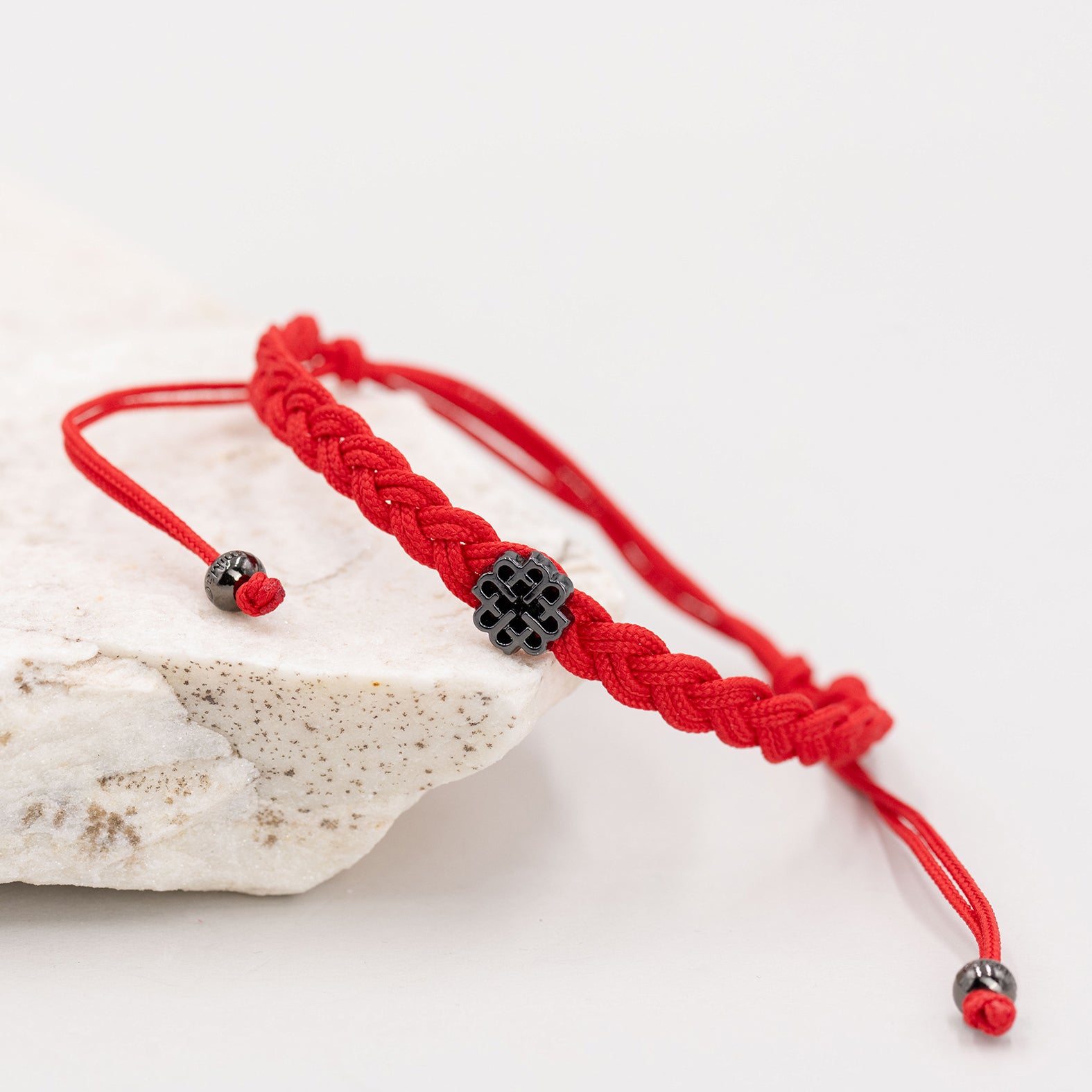 BRACELET ROUGE, SYMBOLE DE CHANCE