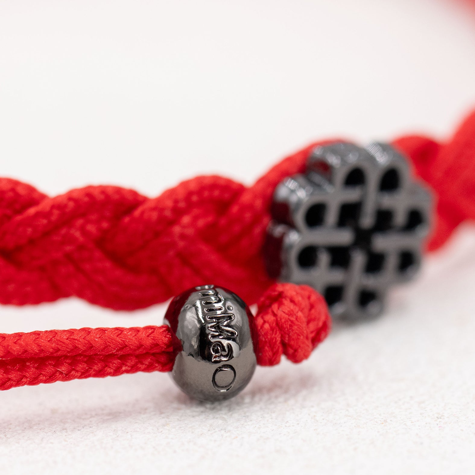 BRACELET ROUGE, SYMBOLE DE CHANCE