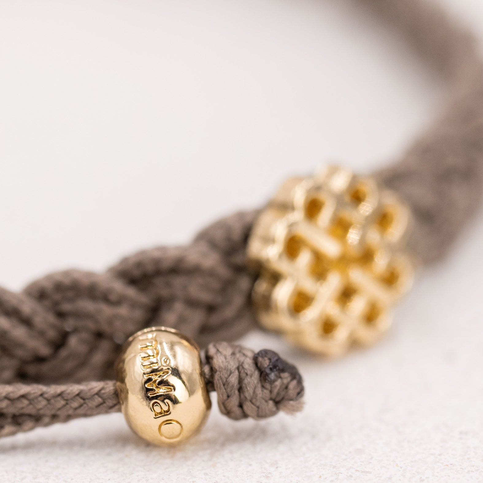 PULSERA TAUPE DEL EQUILIBRIO ORO