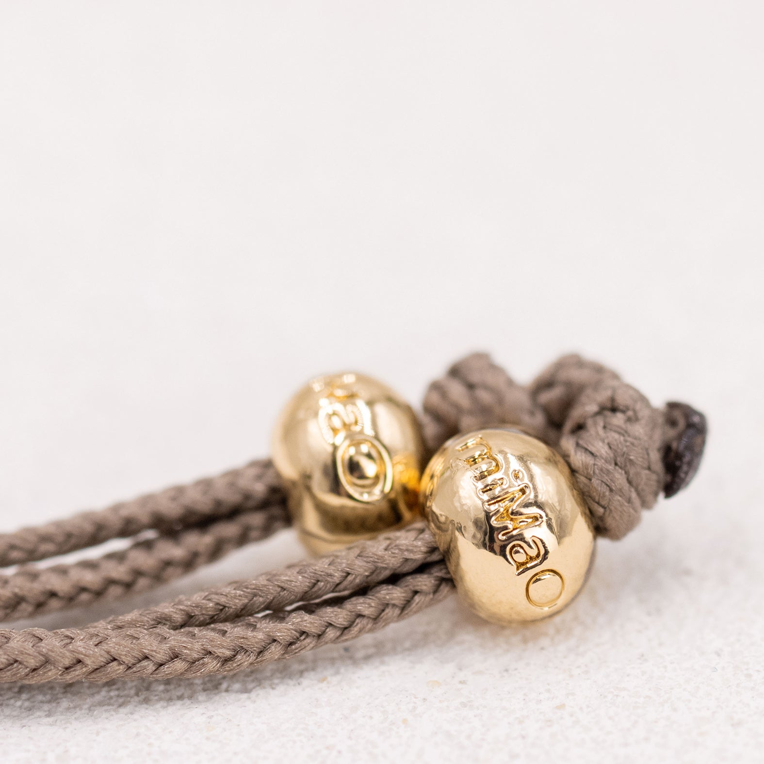 PULSERA TAUPE DEL EQUILIBRIO ORO