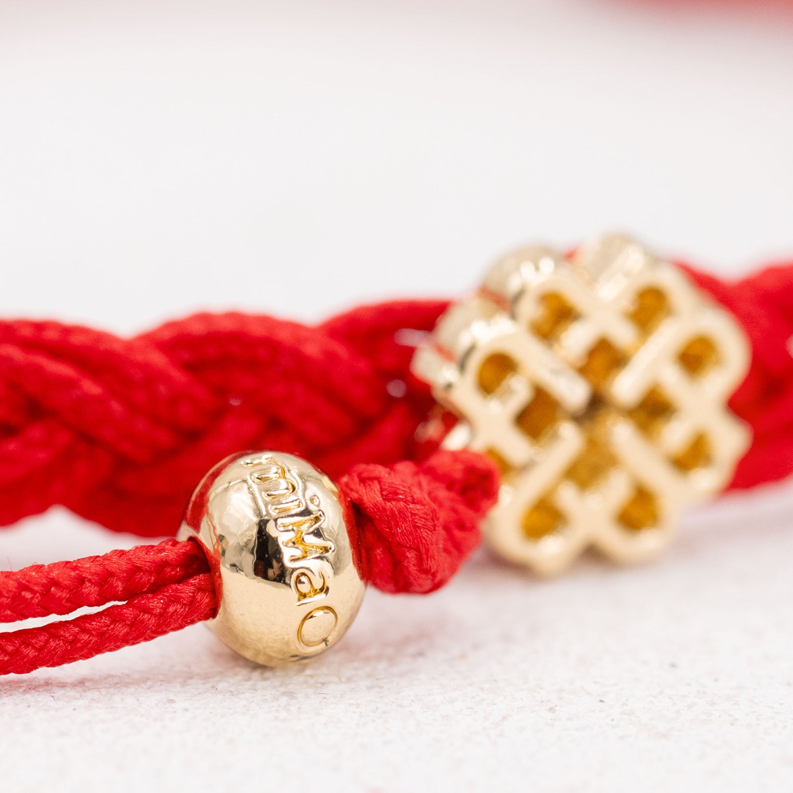 BRACELET ROUGE ET OR, SYMBOLE DE CHANCE