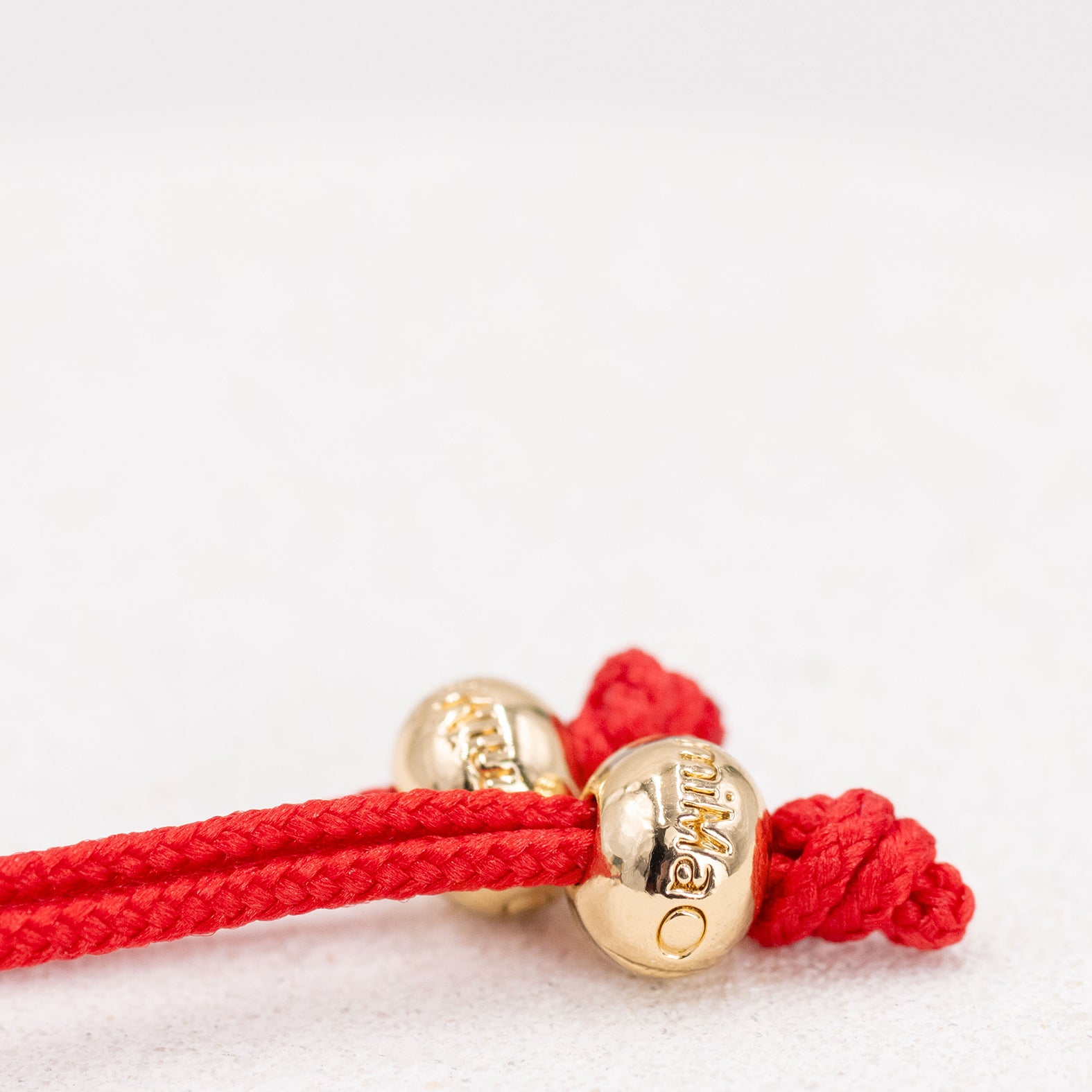 BRACELET ROUGE ET OR, SYMBOLE DE CHANCE